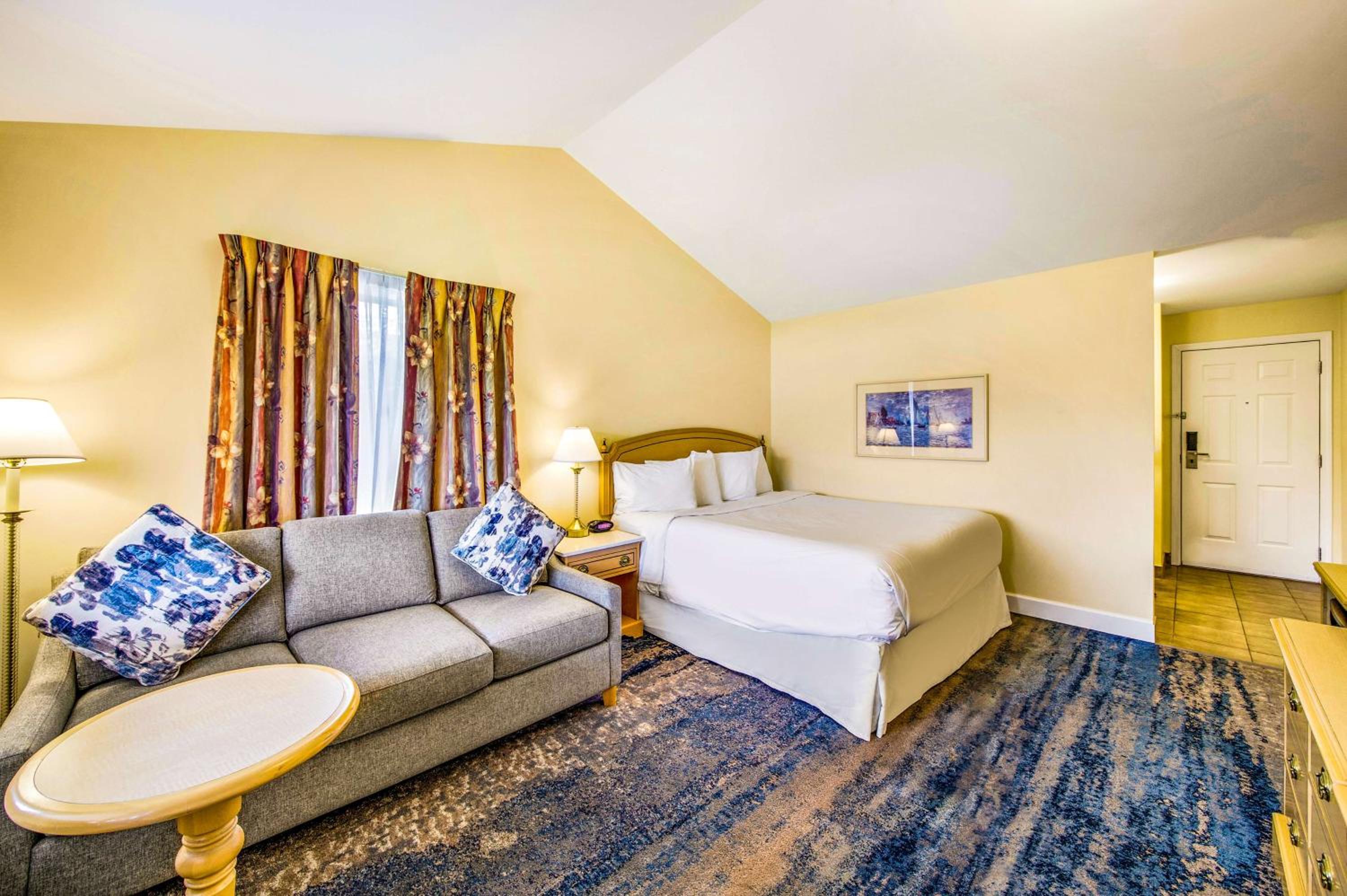 King Suite with Sofa Bed and Hot Tub - Balcony/Lake View/Non-Smoking photo 3