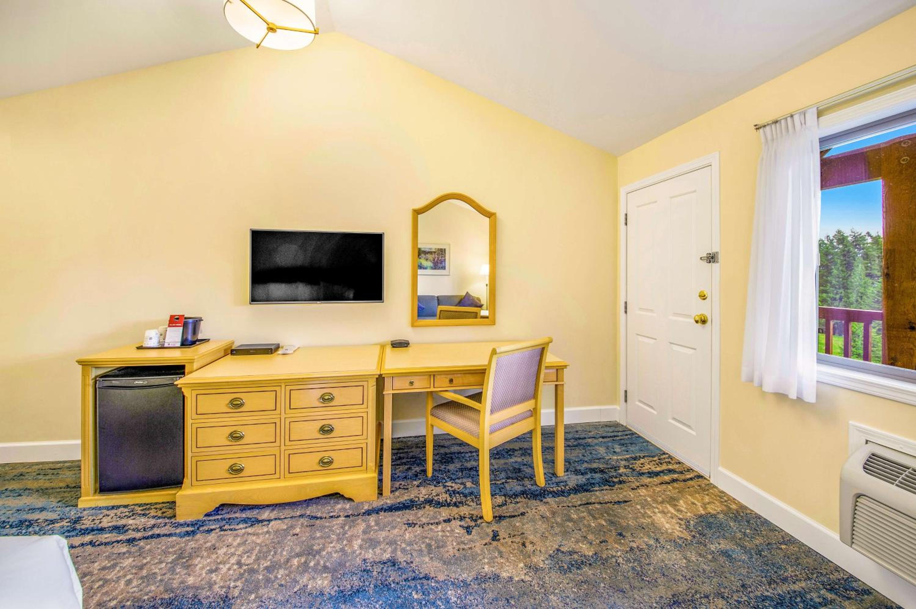 King Room with Lake View - Sofa Bed/Non-Smoking photo 3