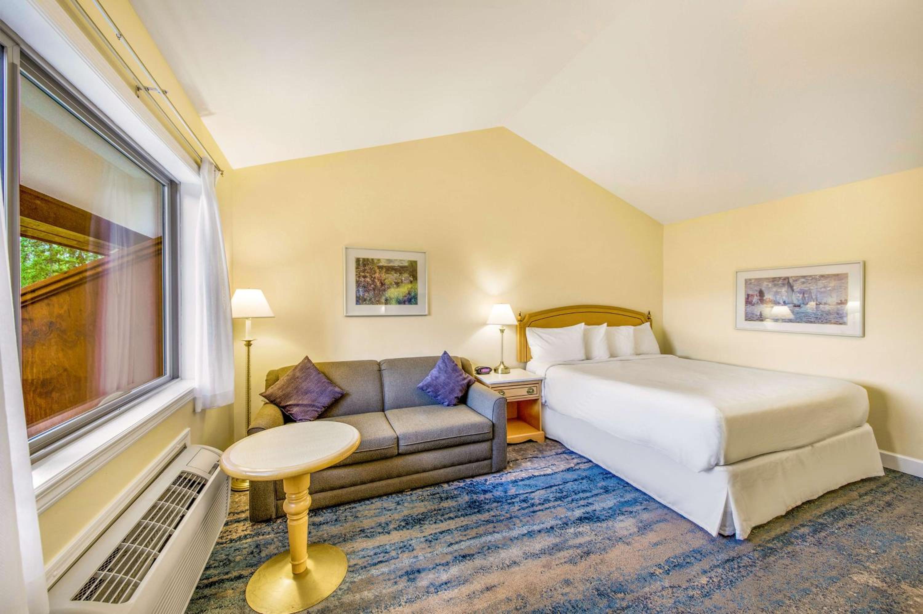 King Room with Sofa Bed photo 2