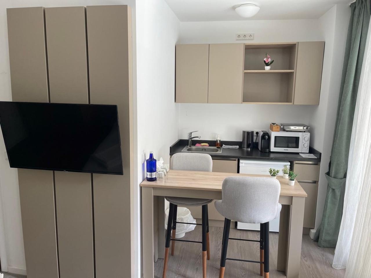 Apartment with Balcony - Photo 10