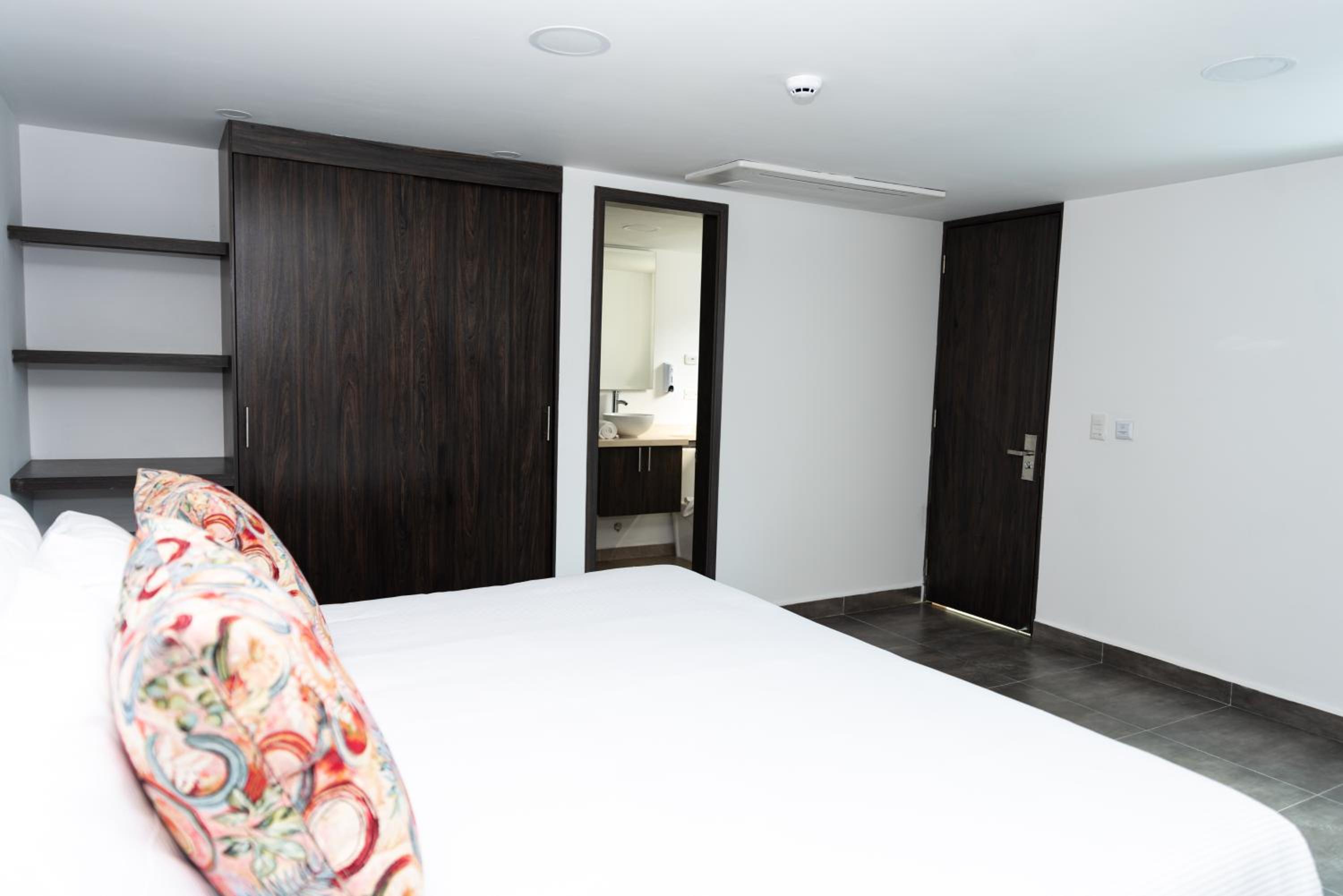 Deluxe Queen Suite