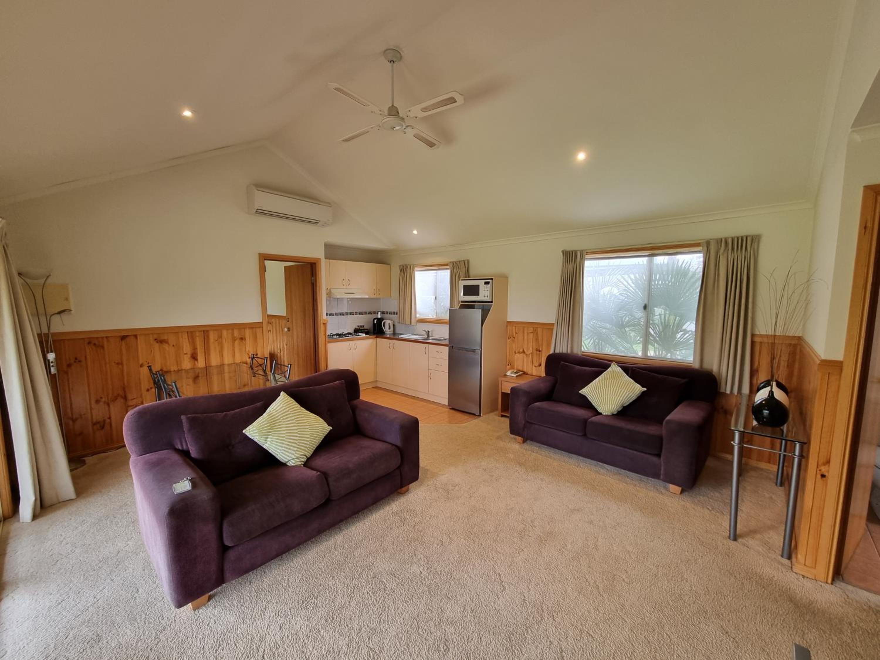 Two-Bedroom Two-Bathroom Self-Contained Spa Cottage photo 3