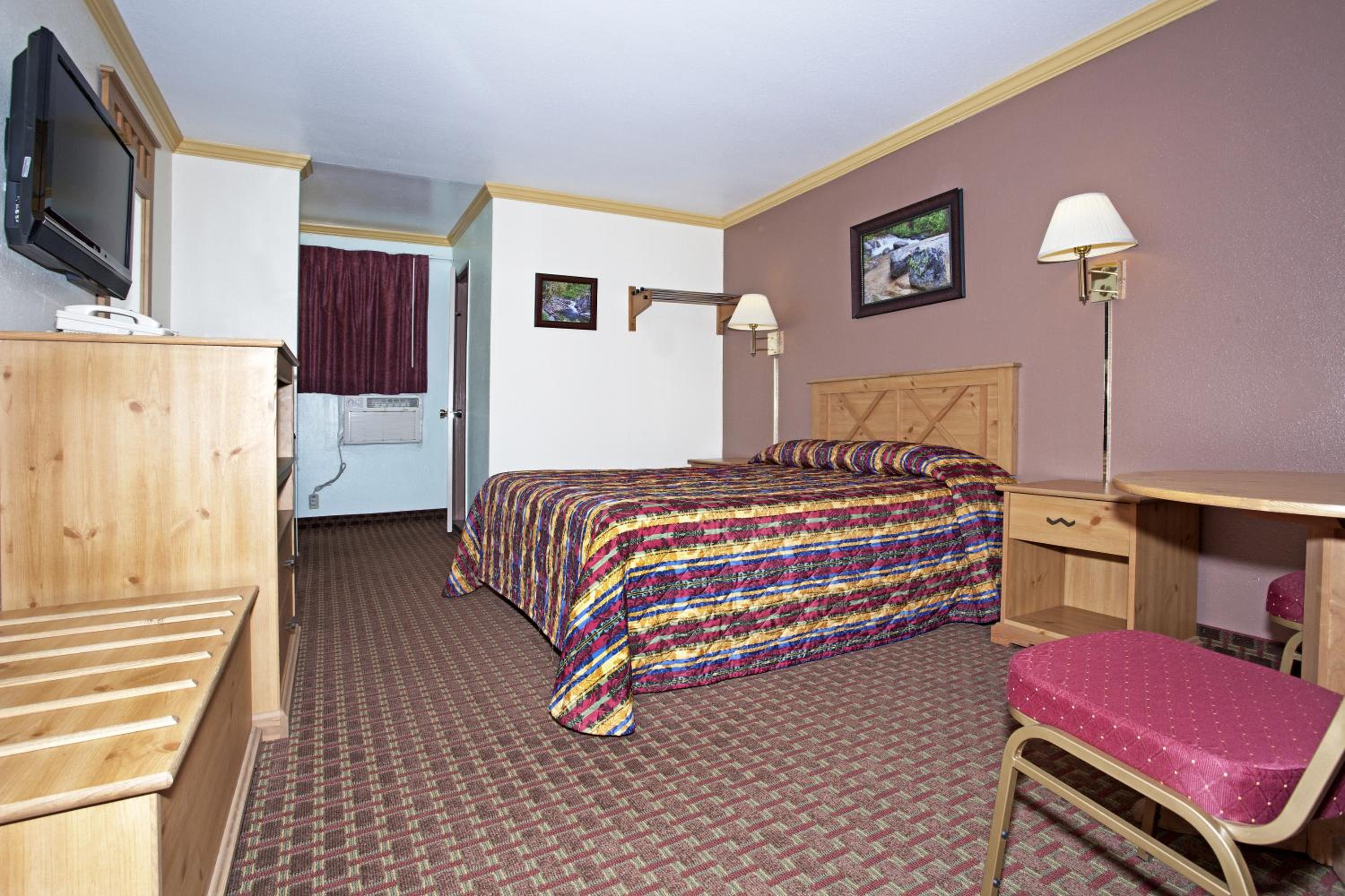 Queen Room photo 2