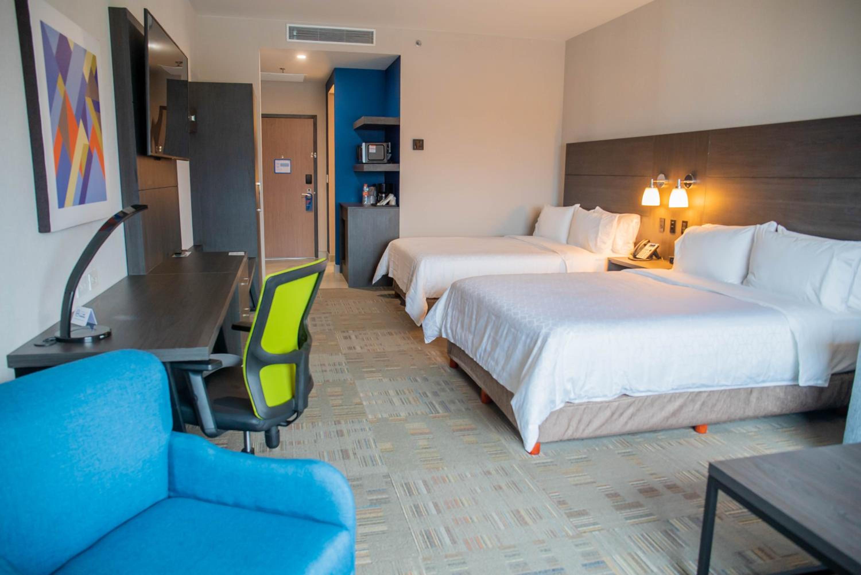 Queen Suite with Two Queen Beds - Photo 4