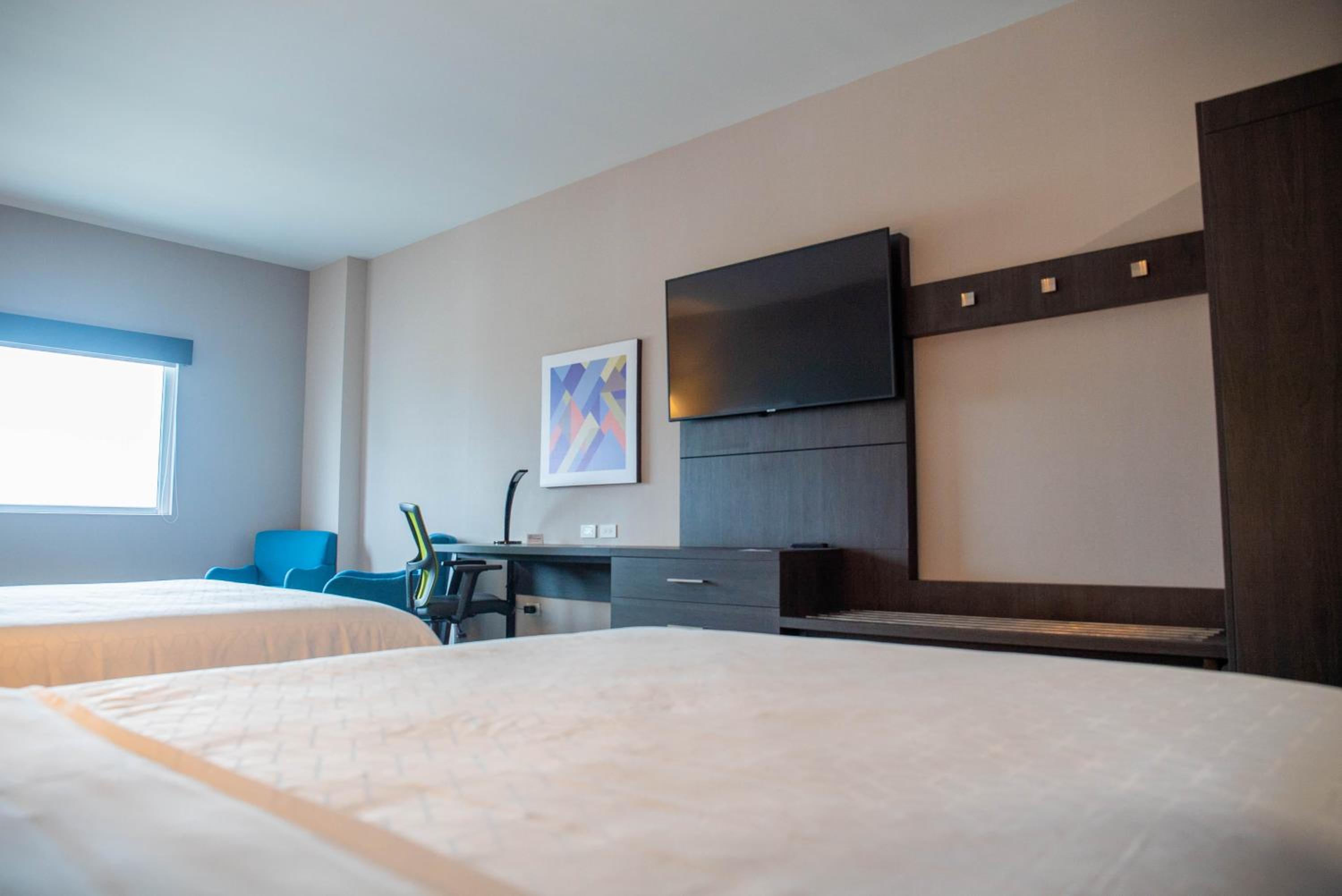 Queen Suite with Two Queen Beds - Photo 5