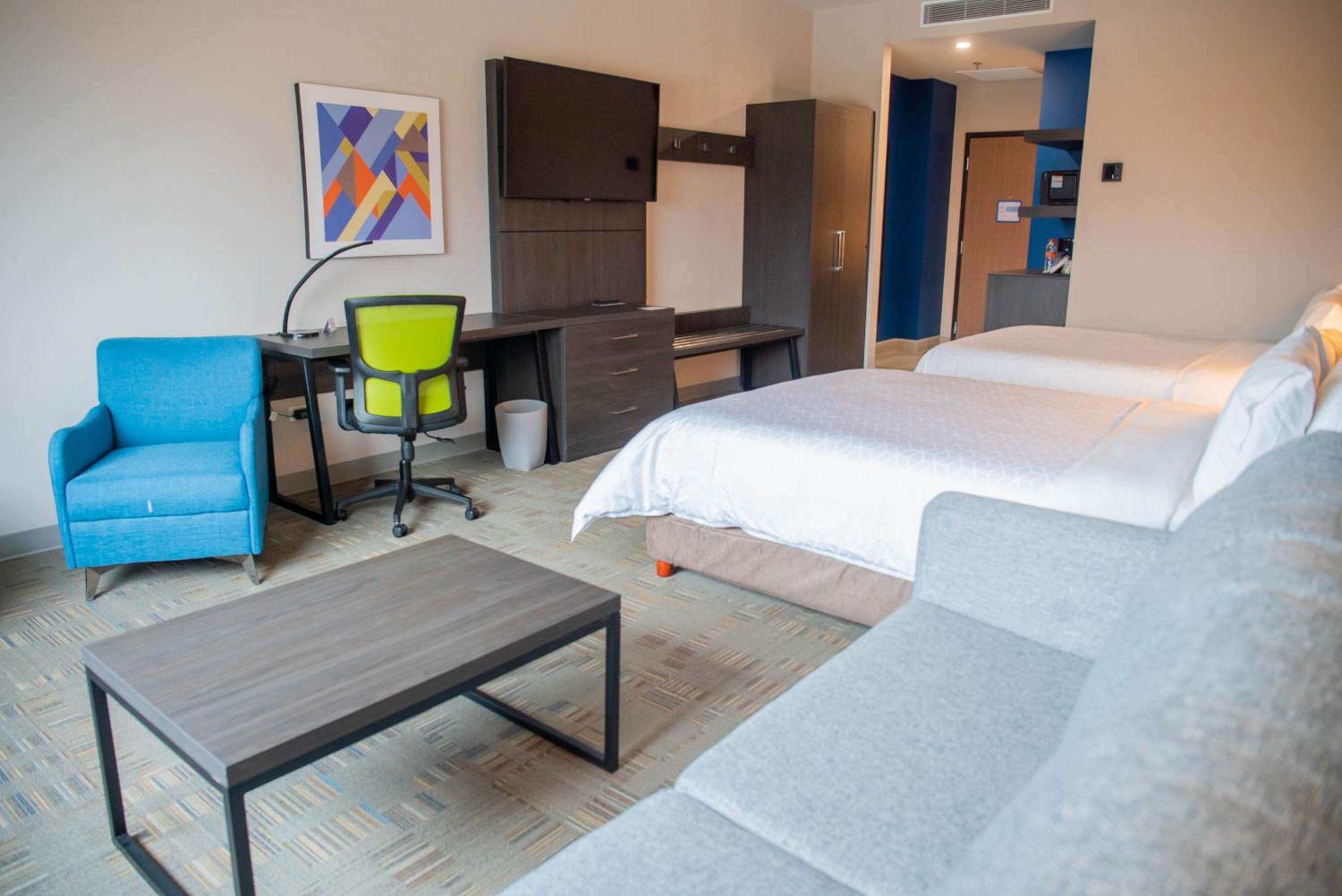 Queen Suite with Two Queen Beds - Photo 6