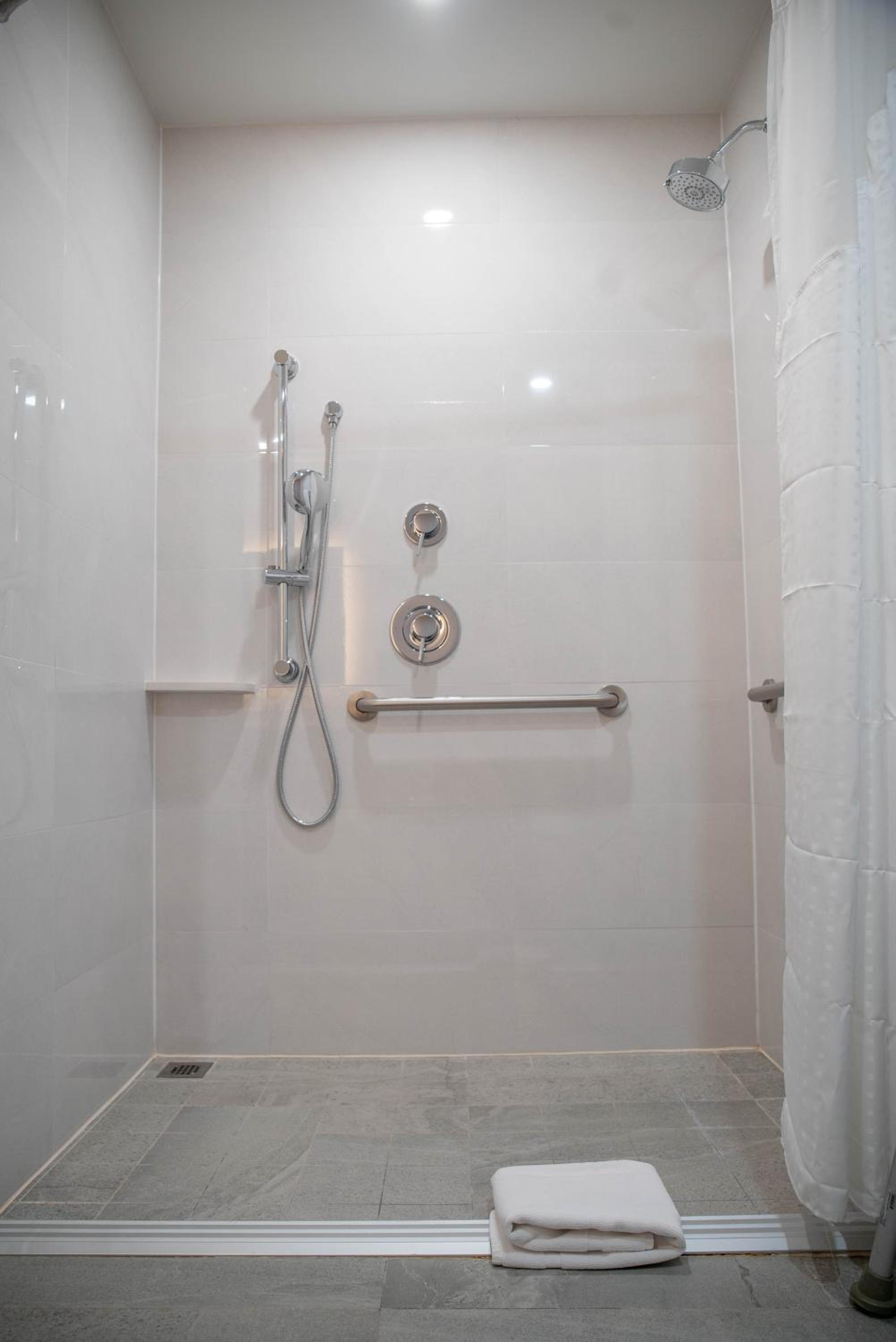 Standard King Room - Accessible - Photo 7