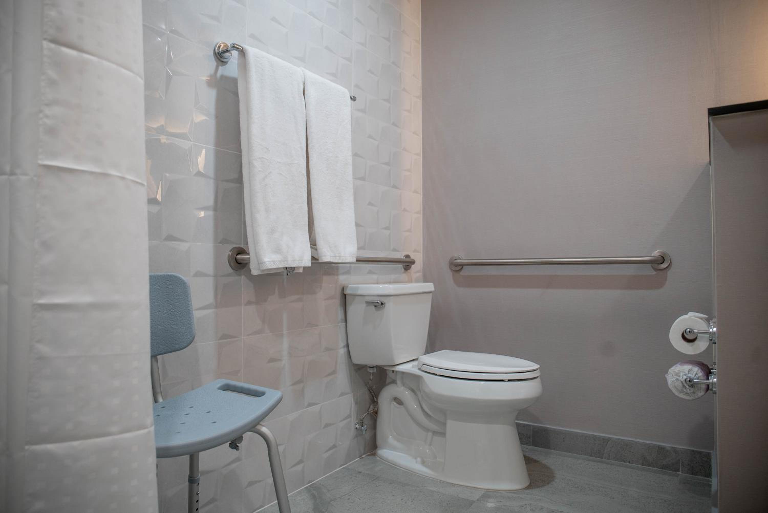 Standard King Room - Accessible - Photo 8
