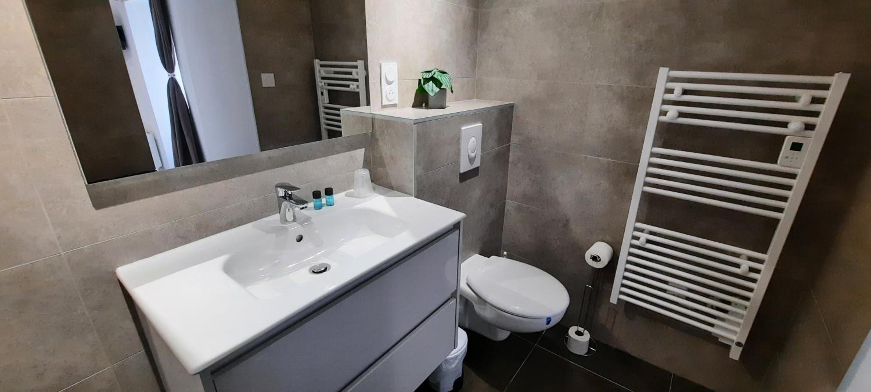 One-Bedroom Apartment - Photo 23