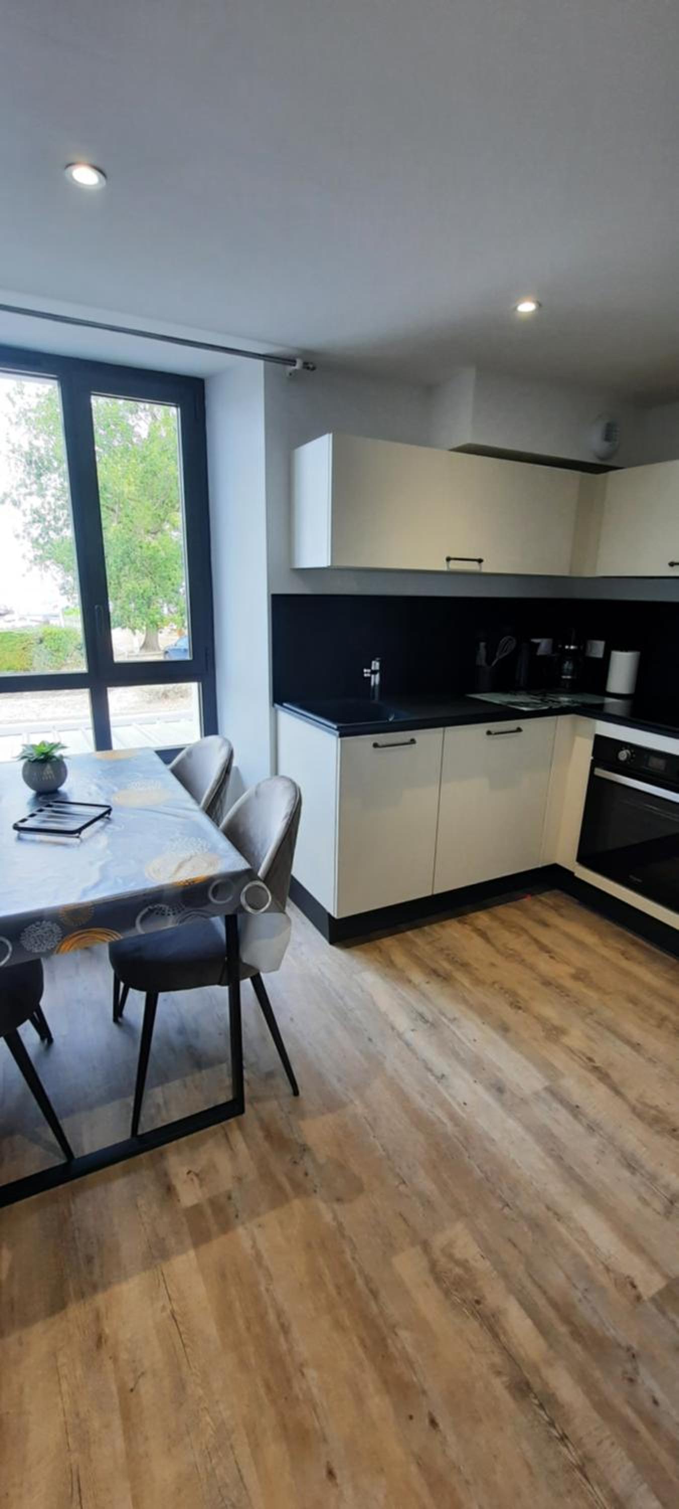 One-Bedroom Apartment - Photo 2