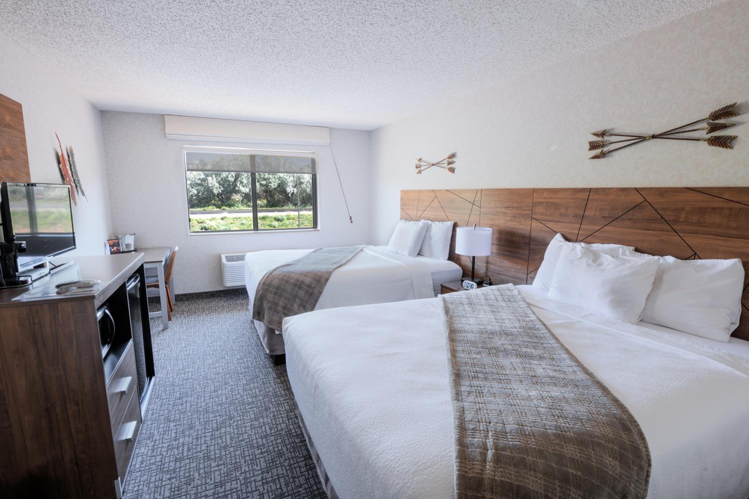 Queen Room with Two Queen Beds - Photo 3