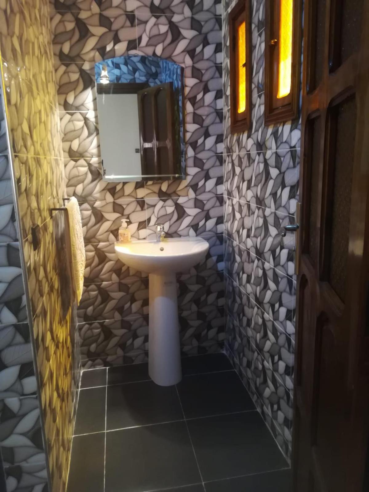 Twin Room with Private Bathroom - Photo 4