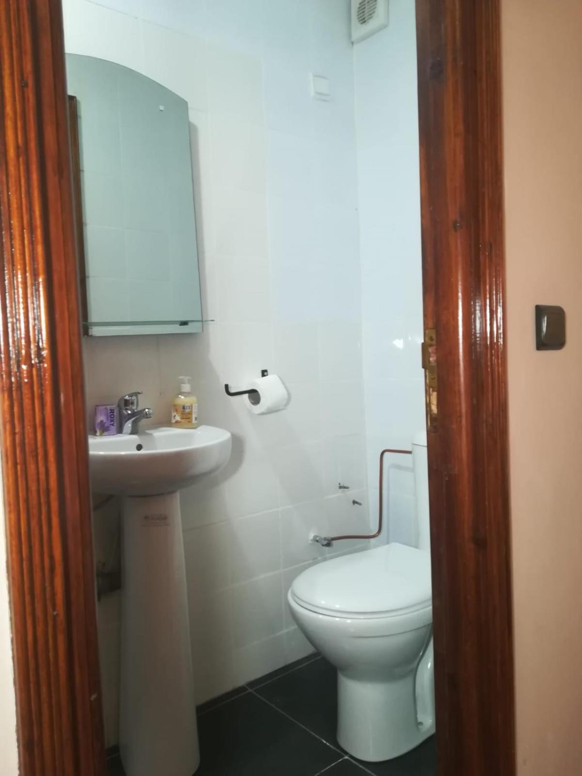 Double Room with Private Bathroom - Photo 9