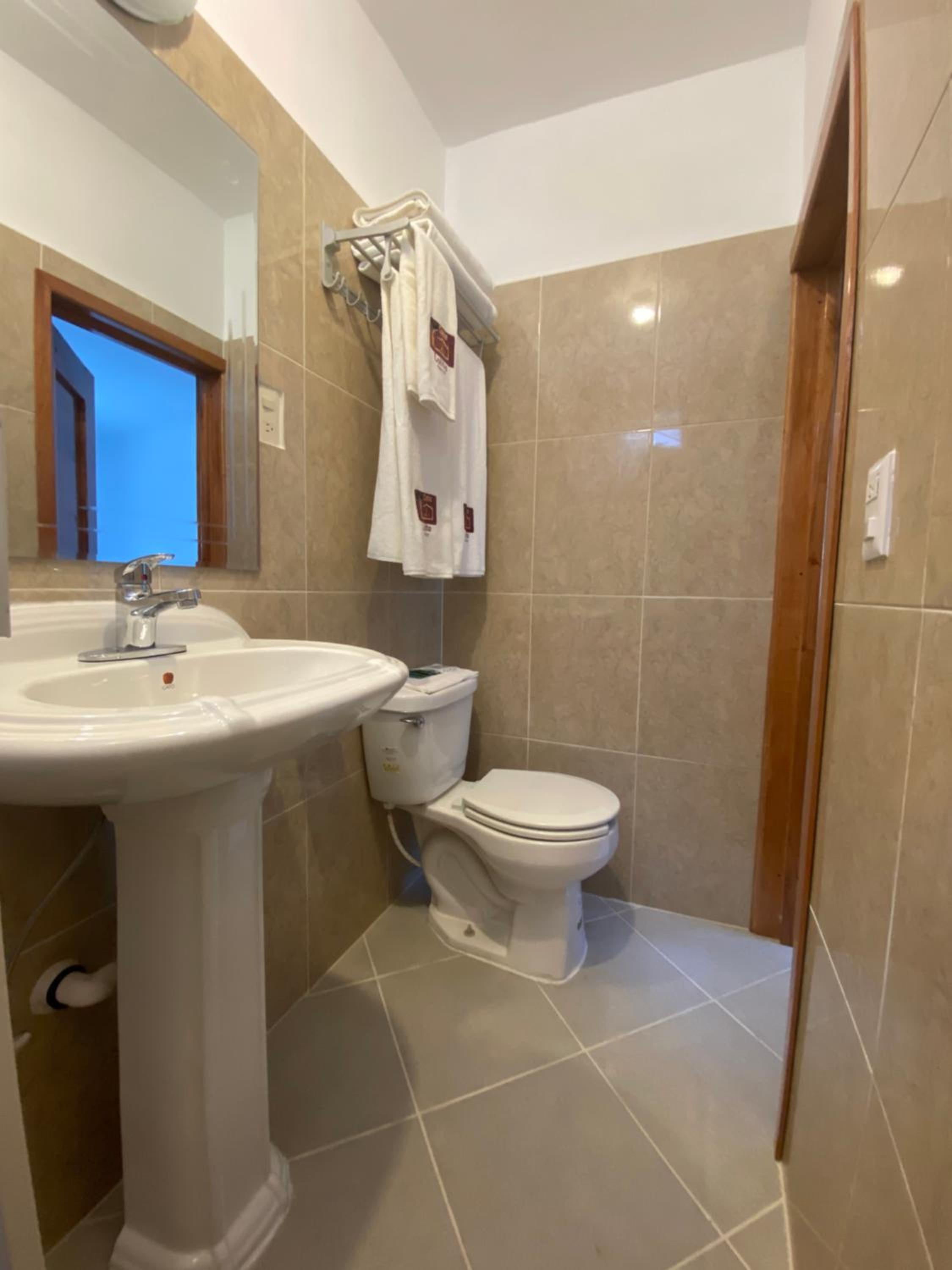 Standard Twin Room - Photo 9