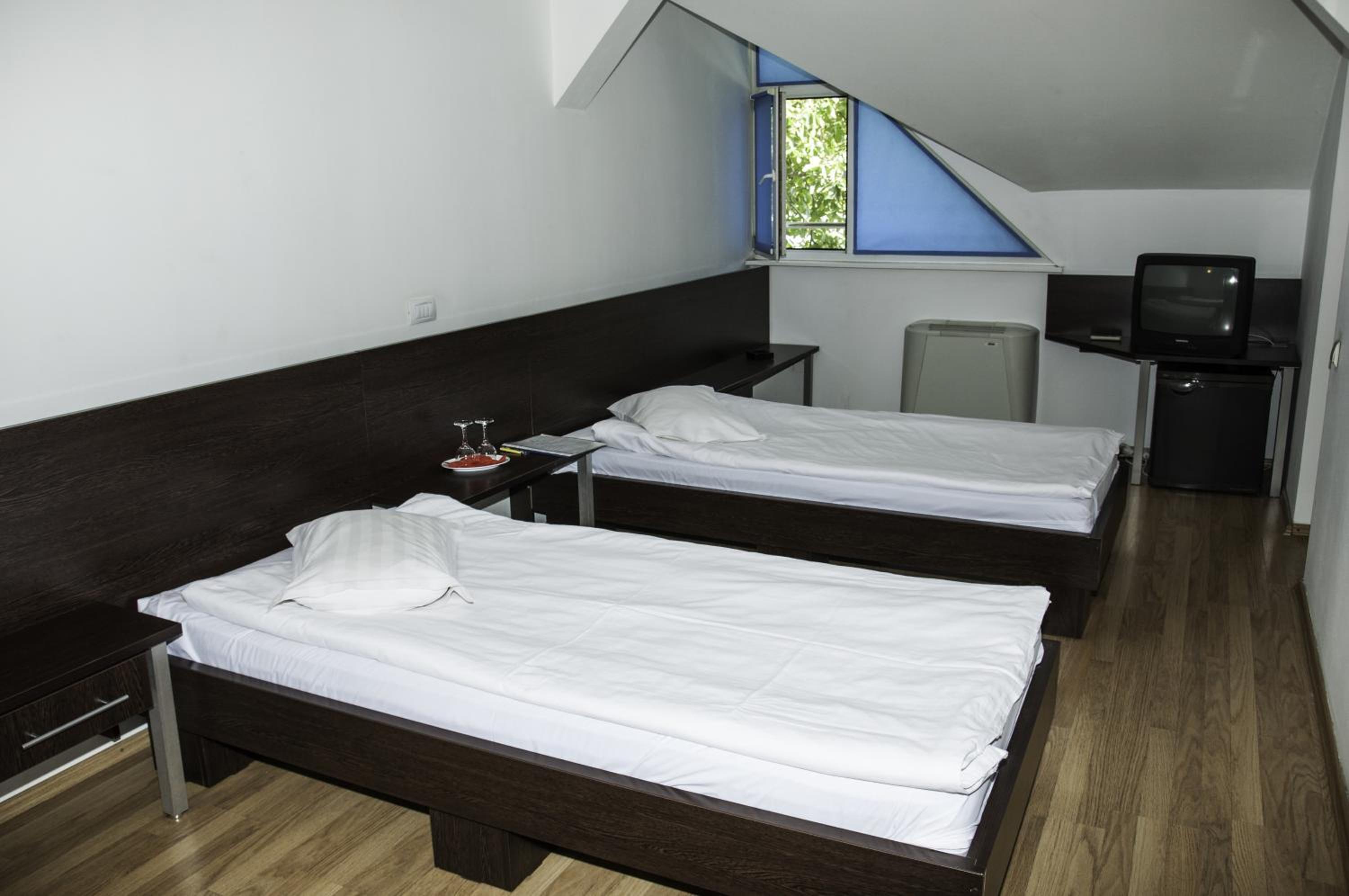 Twin Room - Photo 12