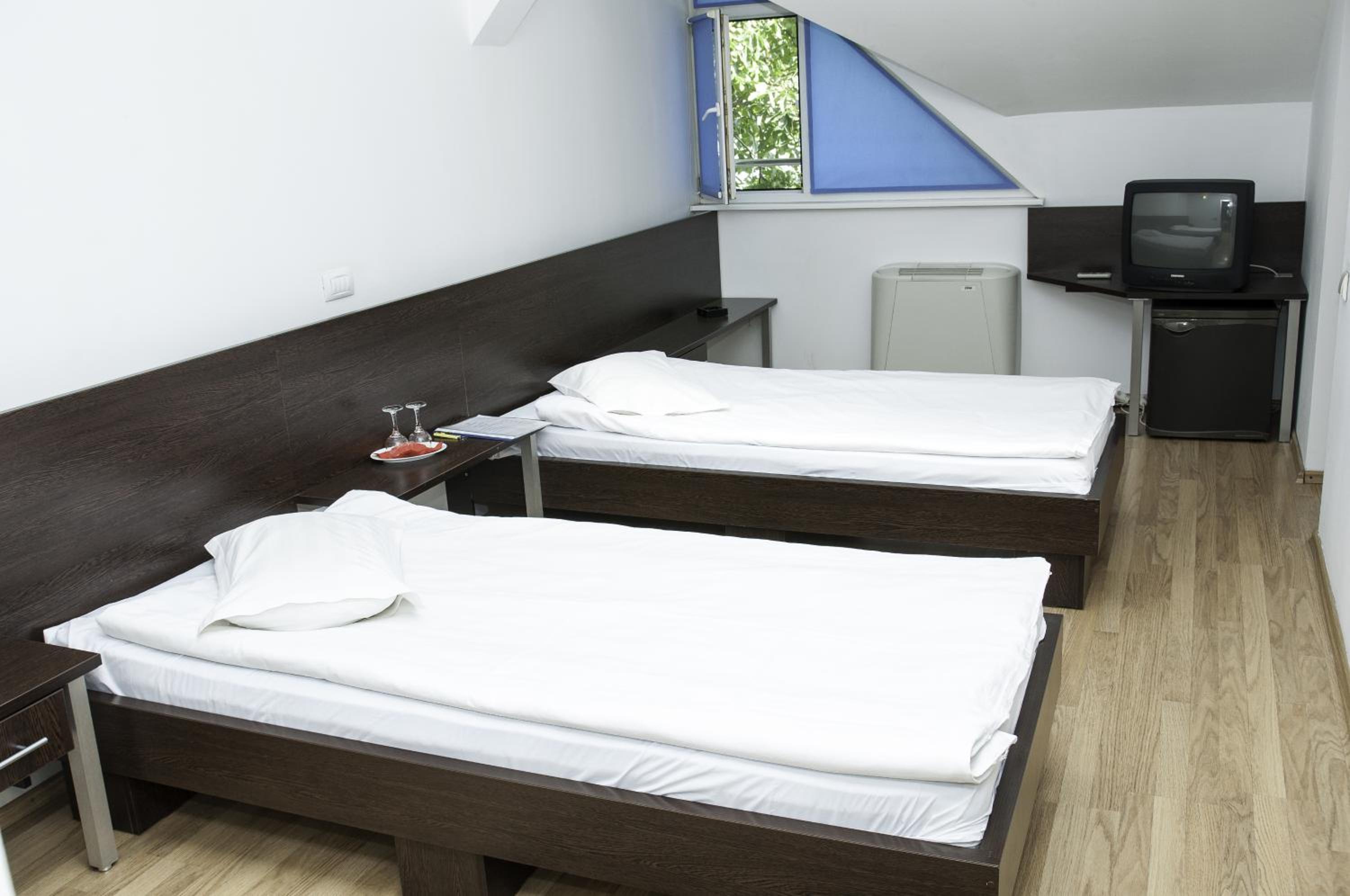 Twin Room - Photo 11