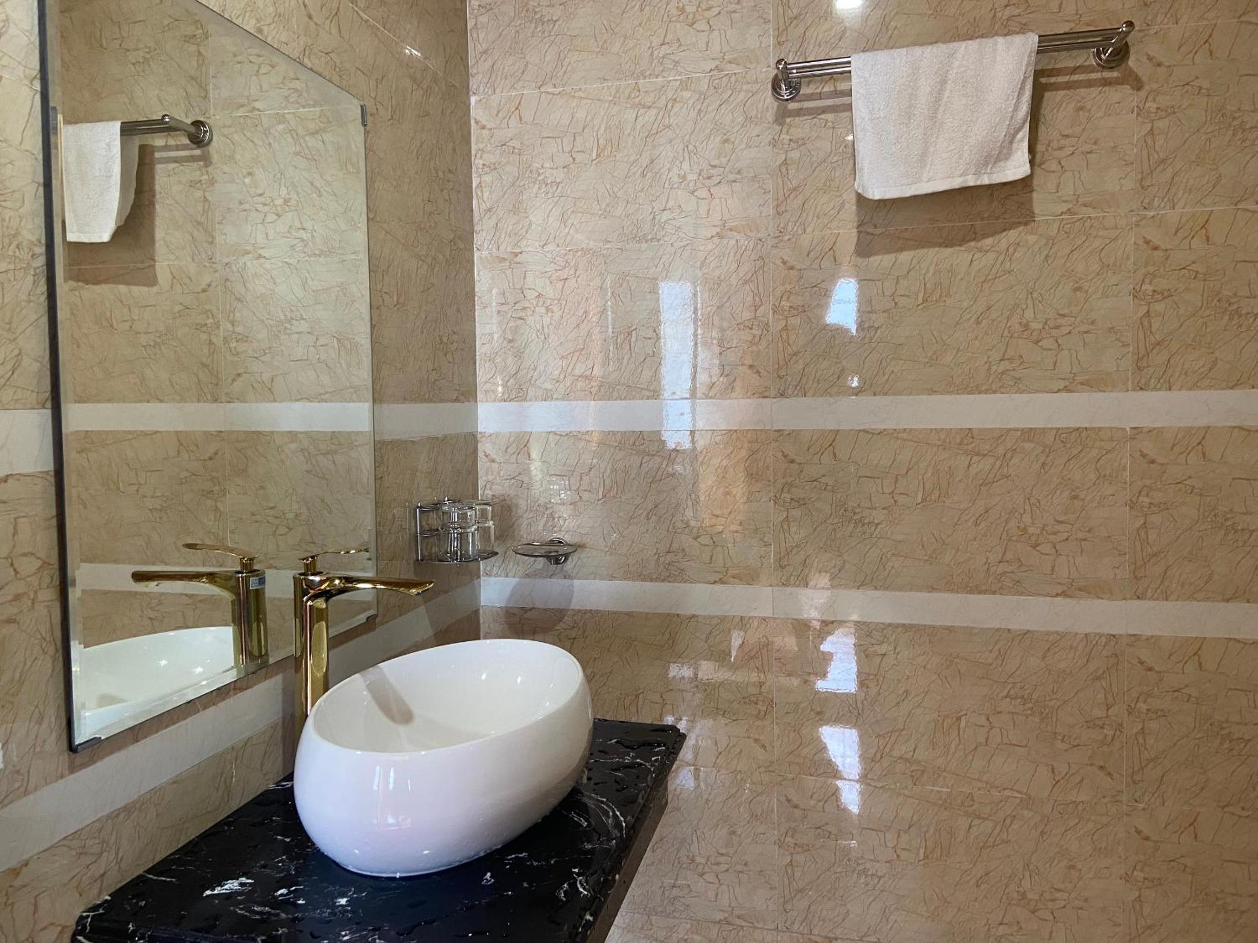 Deluxe King Suite photo 3