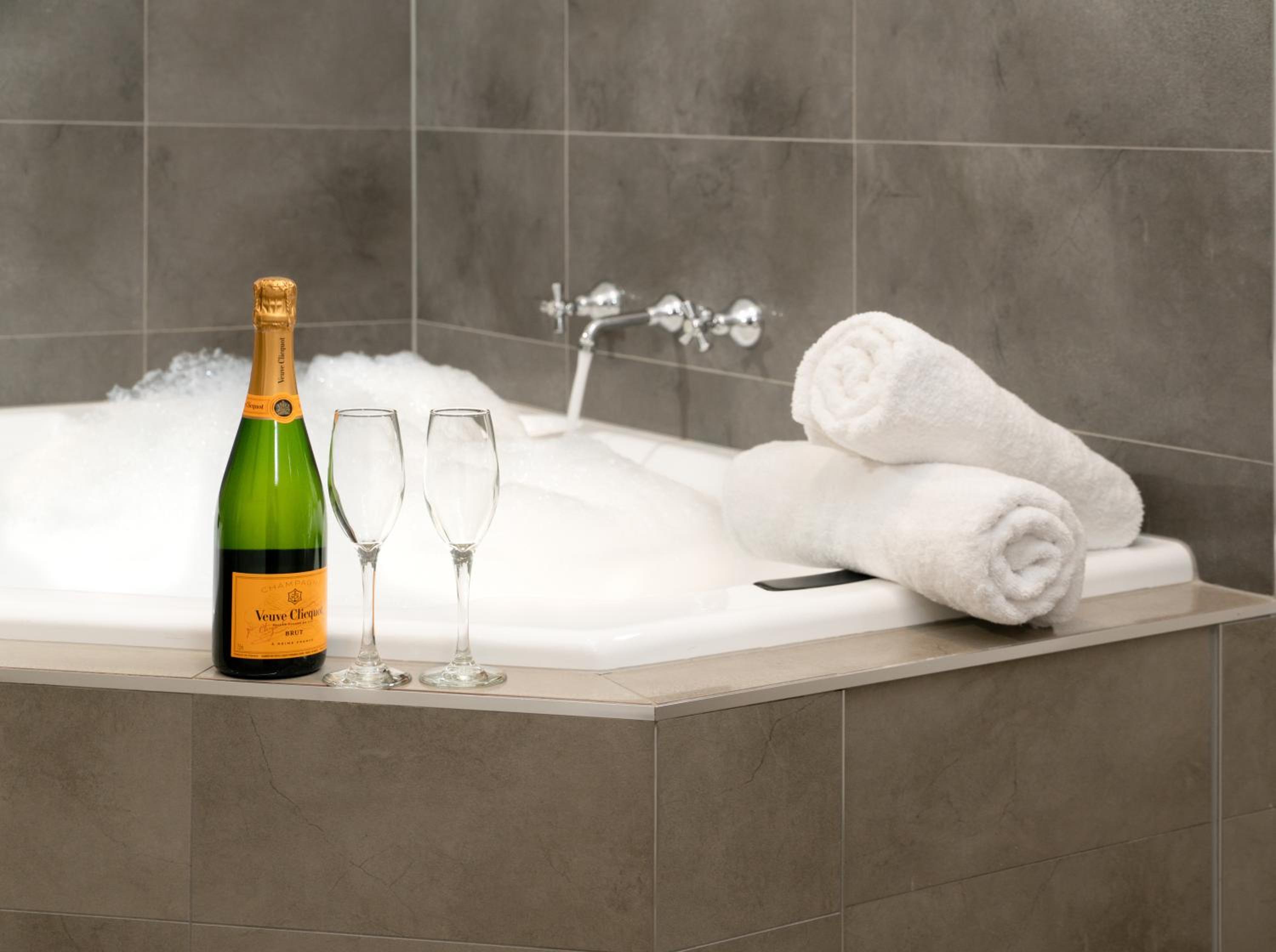 Luxury King Studio with Spa Bath with Free Parking and Wifi photo 3