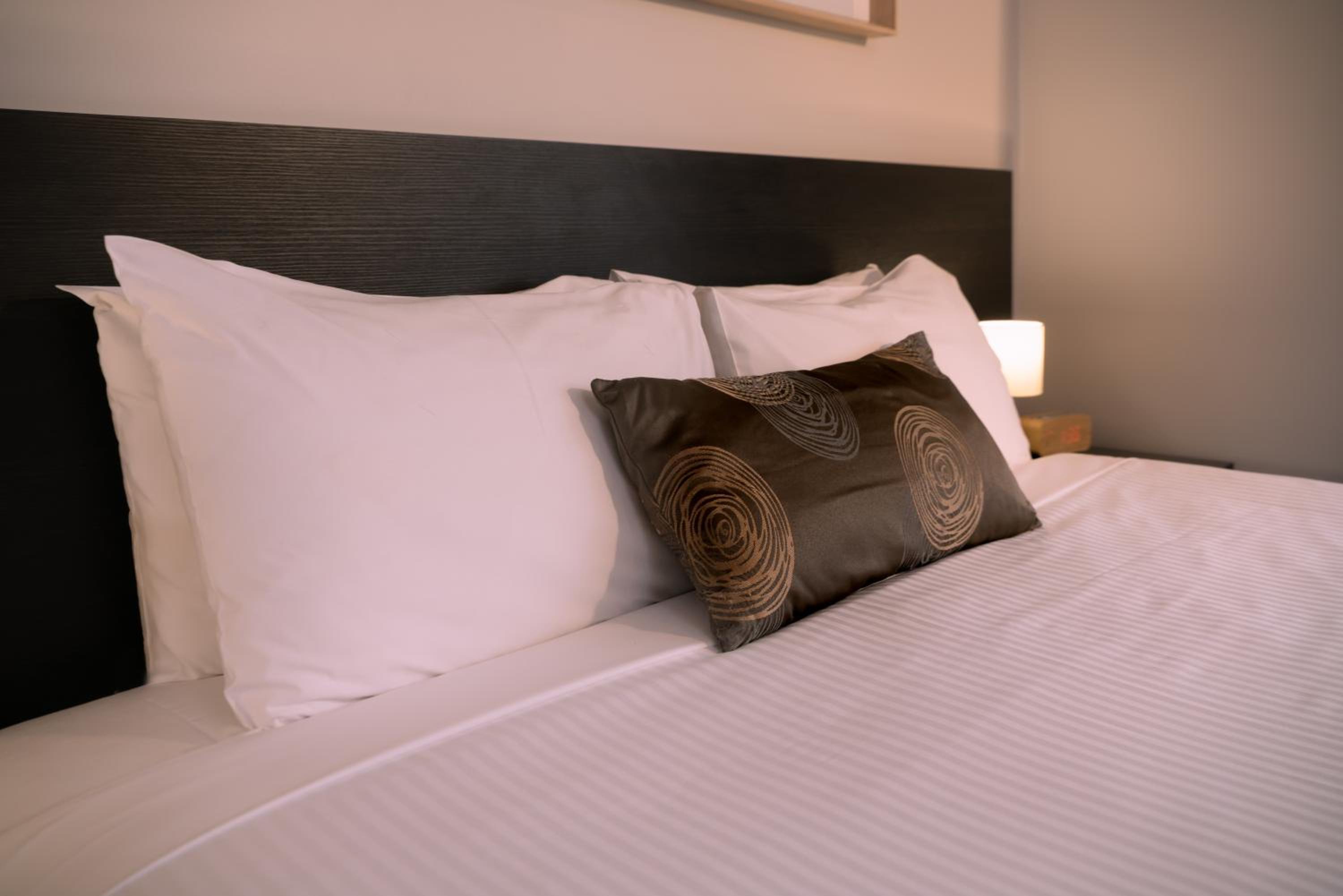 Luxury King Studio with Spa Bath with Free Parking and Wifi photo 2