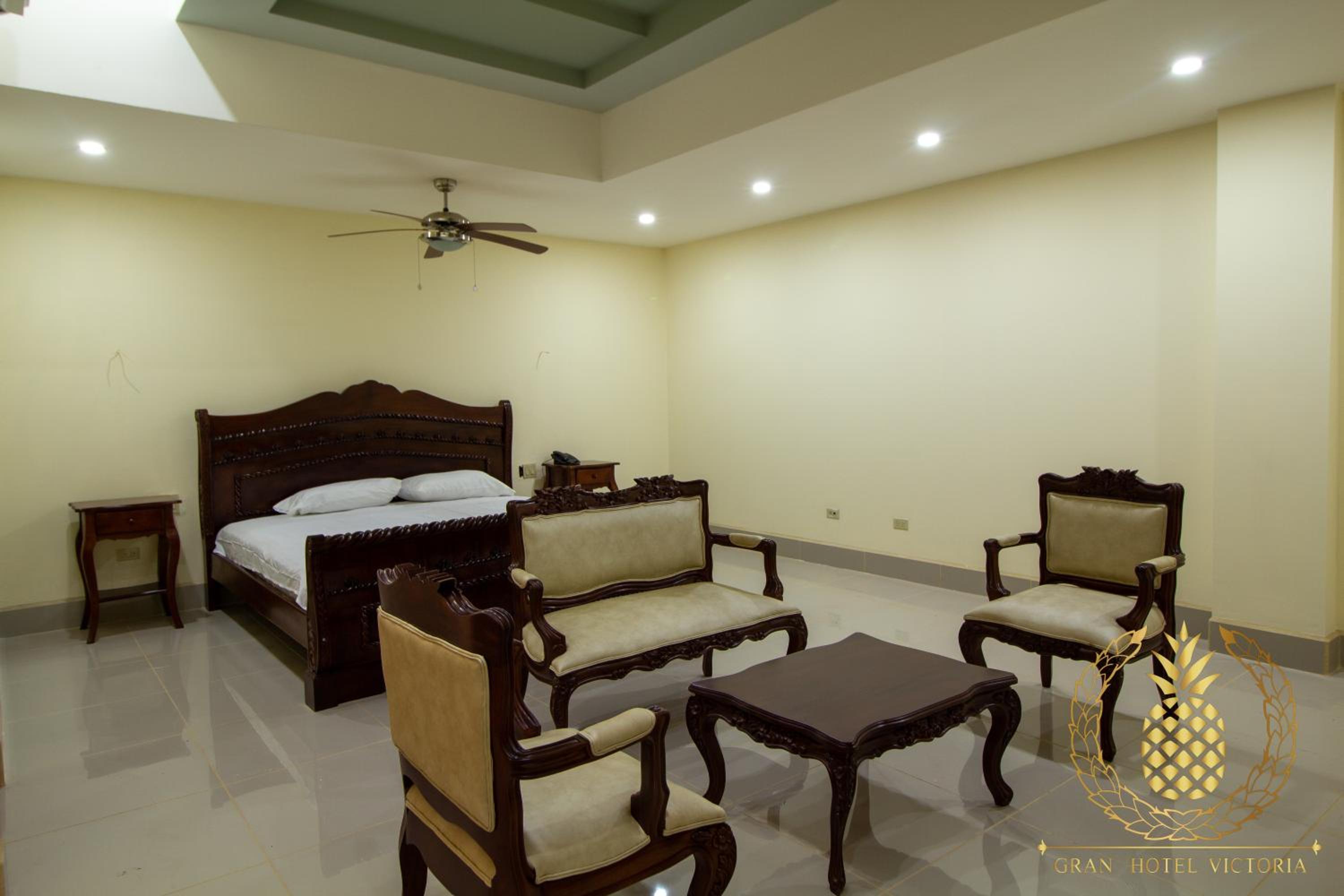 Deluxe Queen Suite