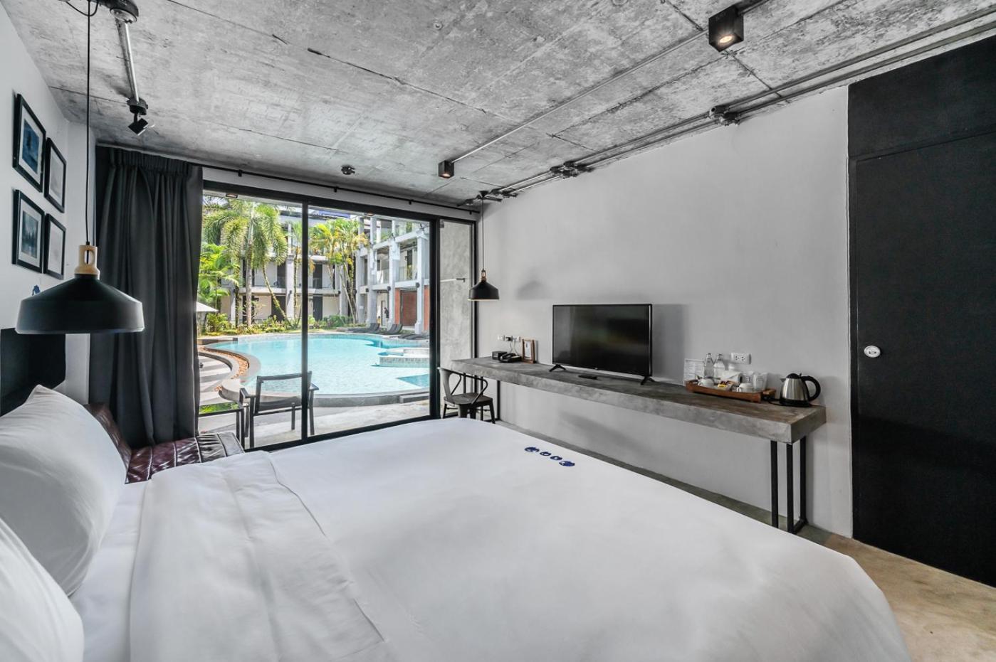 Superior Double Room with Pool Access