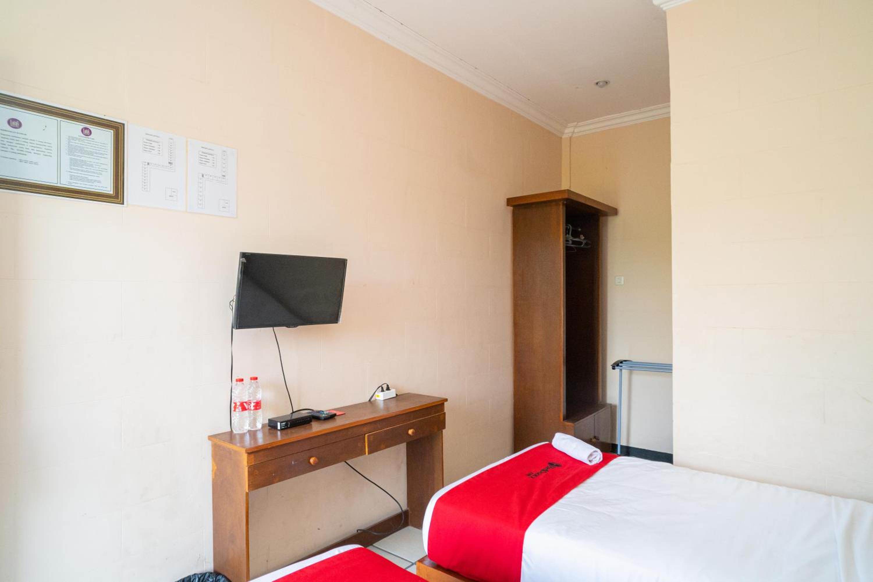 Standard Twin Room - Photo 2