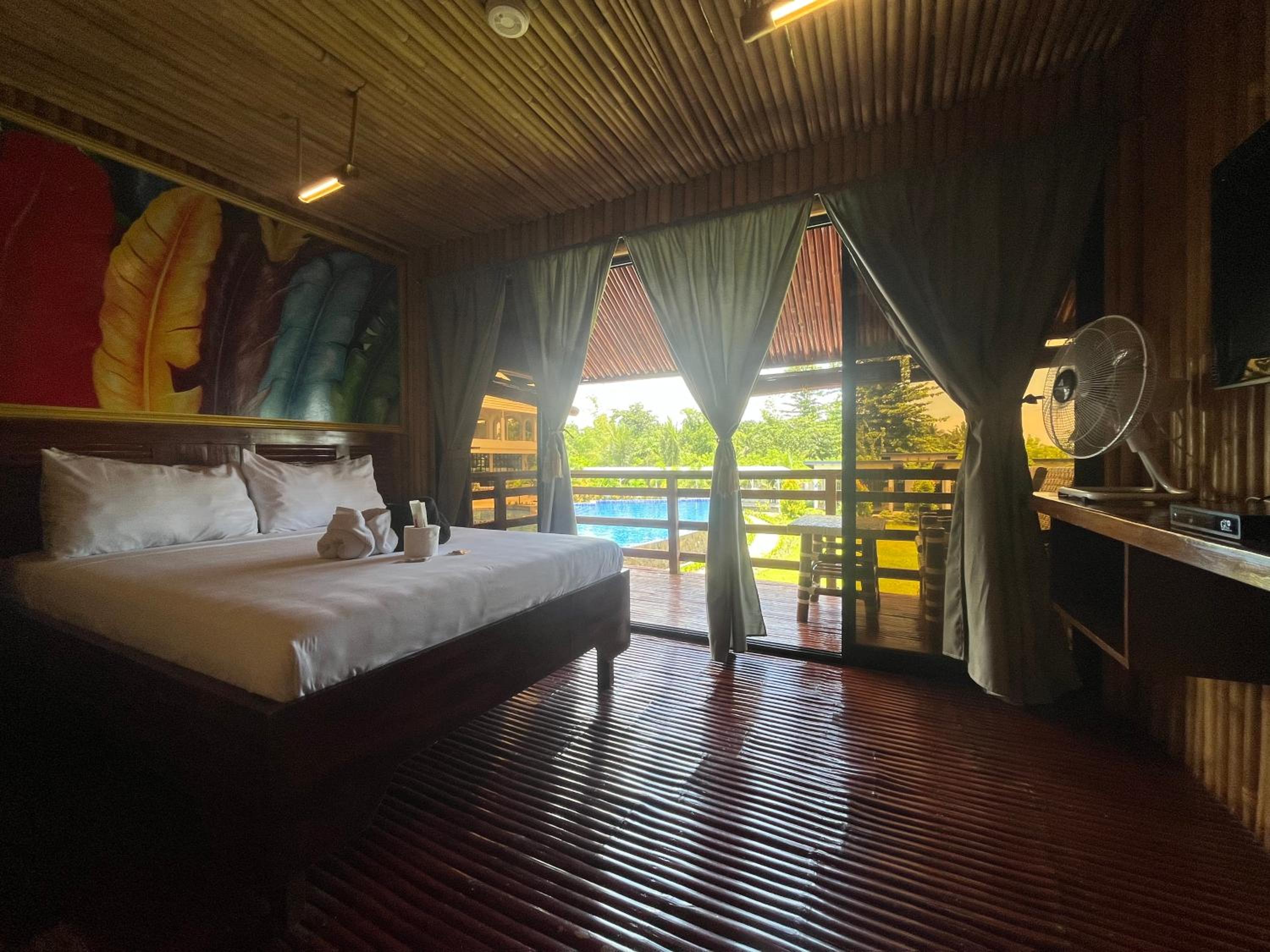 Deluxe Double Room with Bath - Photo 15