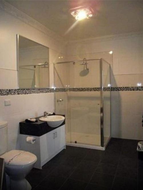 Deluxe Queen Suite photo 2