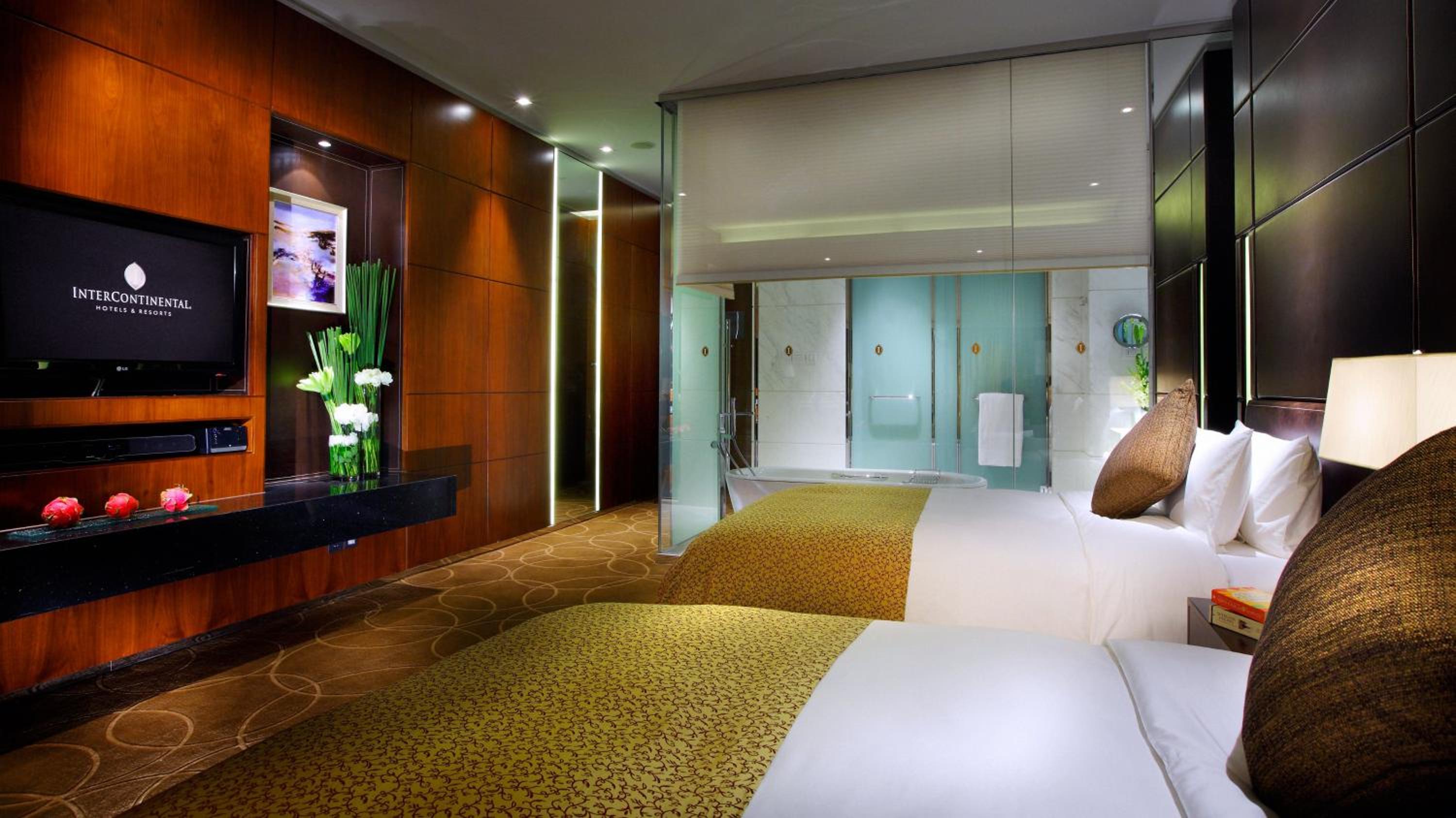Classic Double Room with Two Double Beds and City View - Photo 2
