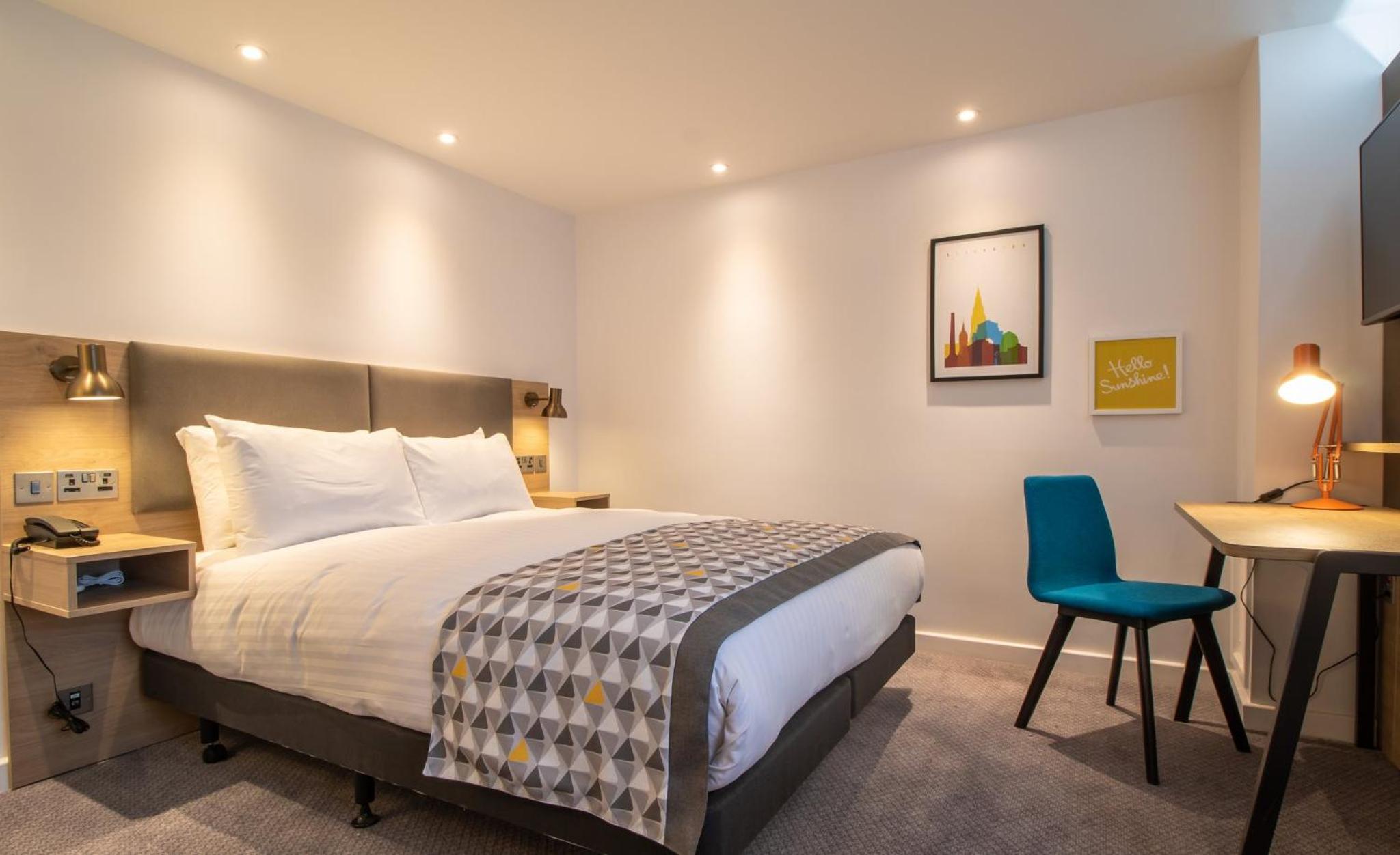 Standard Queen Room - Disability Access - Photo 12
