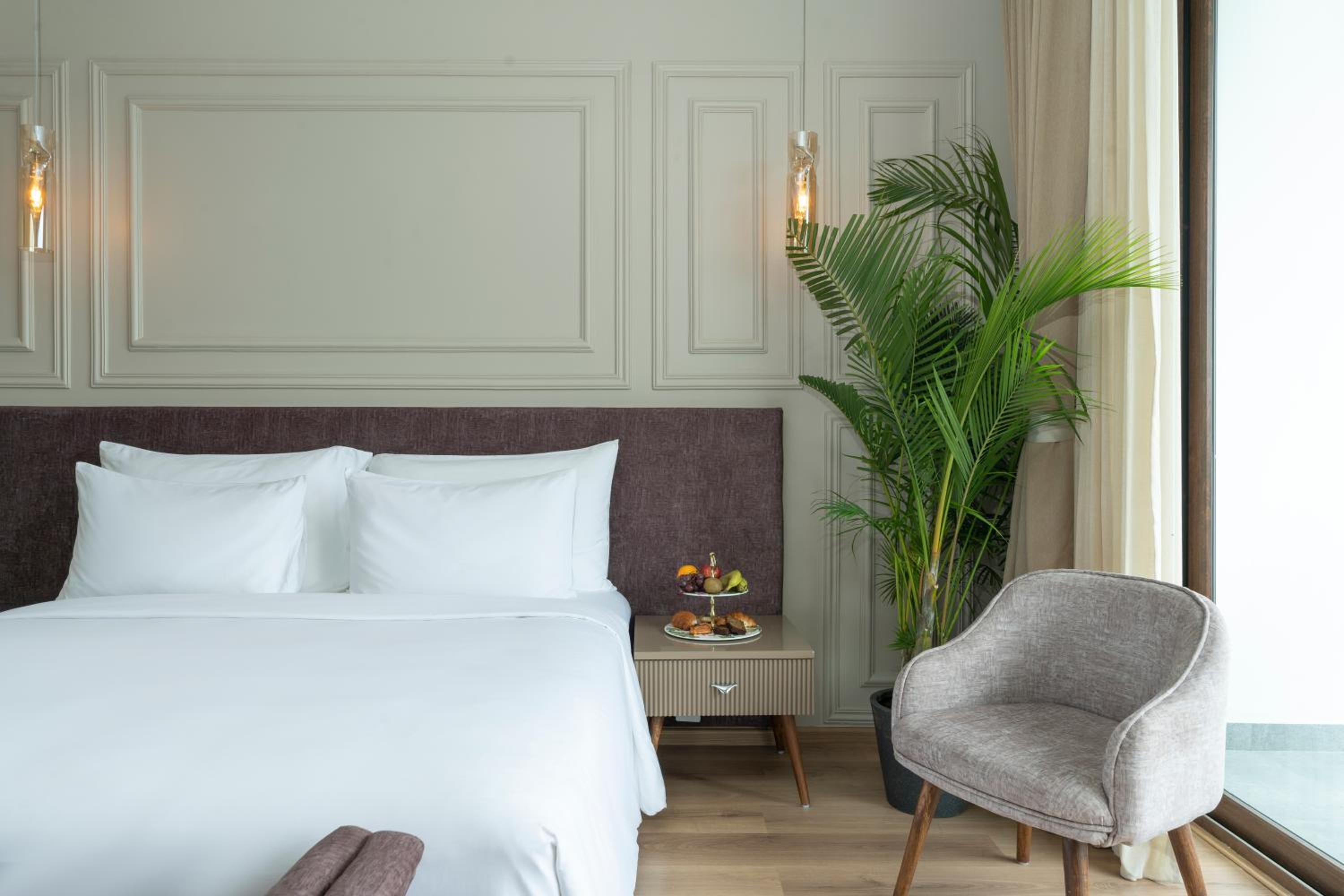 Lakefront Rooms with Private Garden photo 1