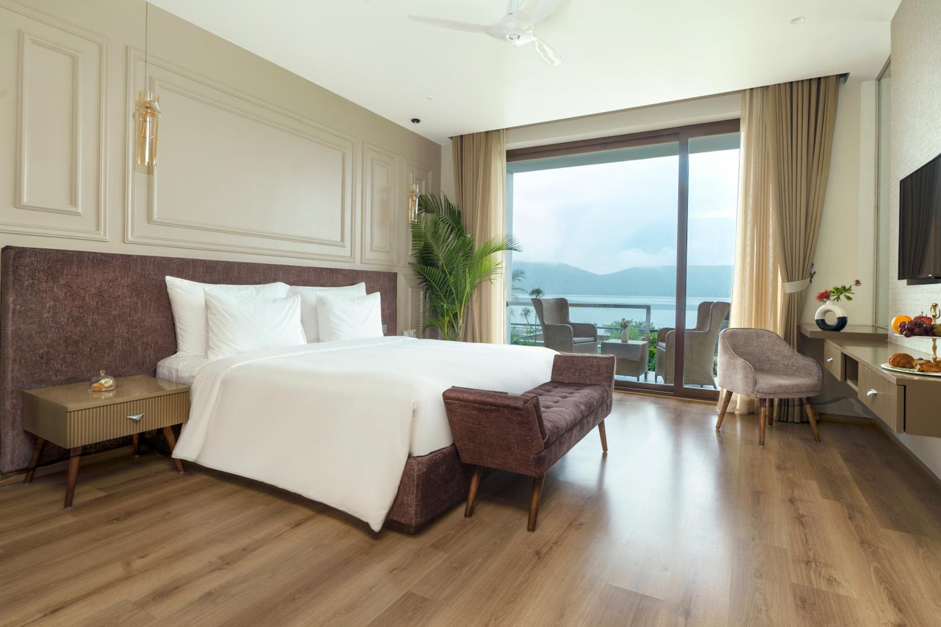 Lakefront Rooms with Private Garden Lakefront Rooms with Private Garden