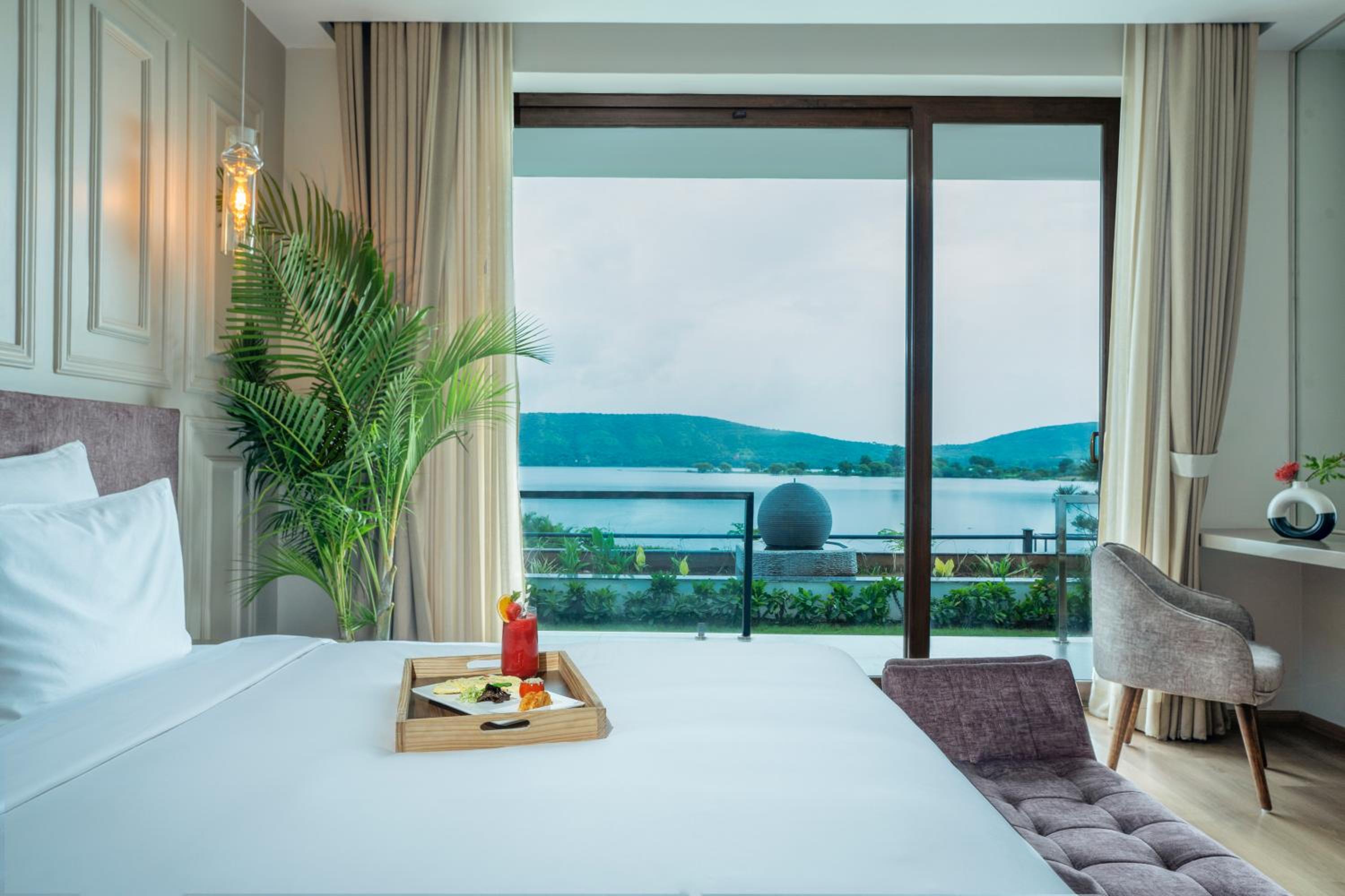 Lakefront Rooms with Private Garden photo 2