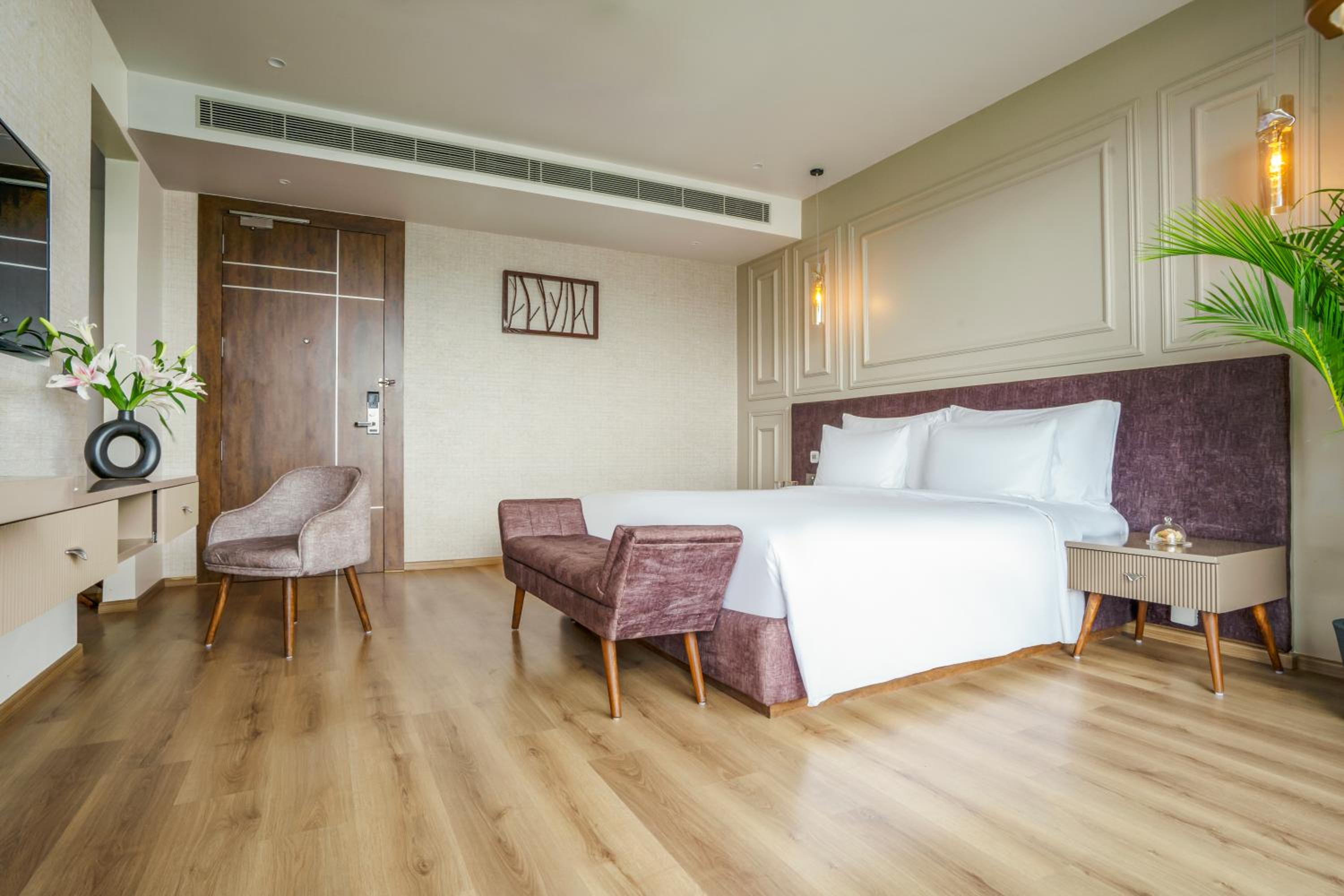 Lakefront Rooms with Private Garden Lakefront Rooms with Private Garden