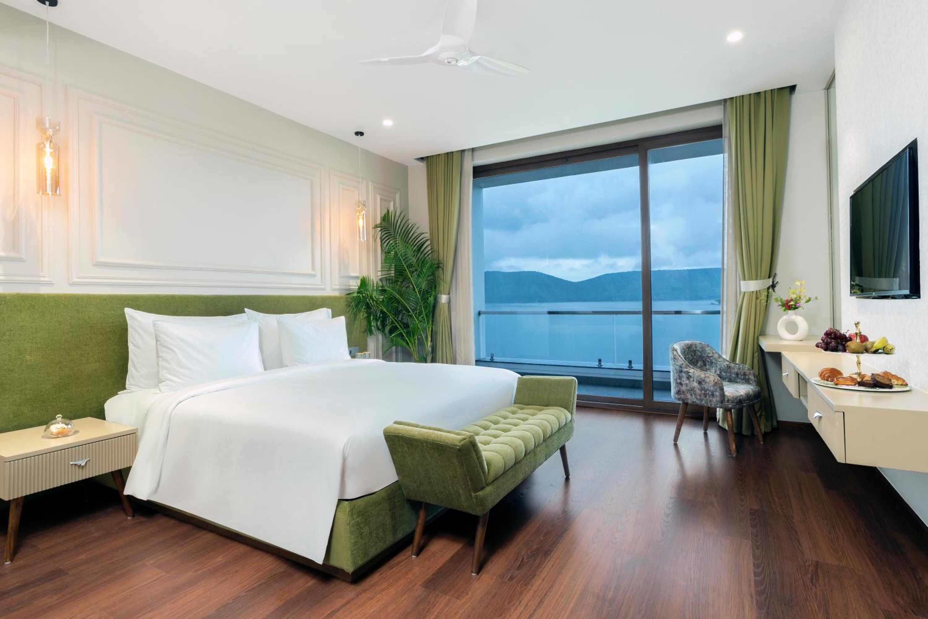  Lakefront Rooms with Balcony photo 1