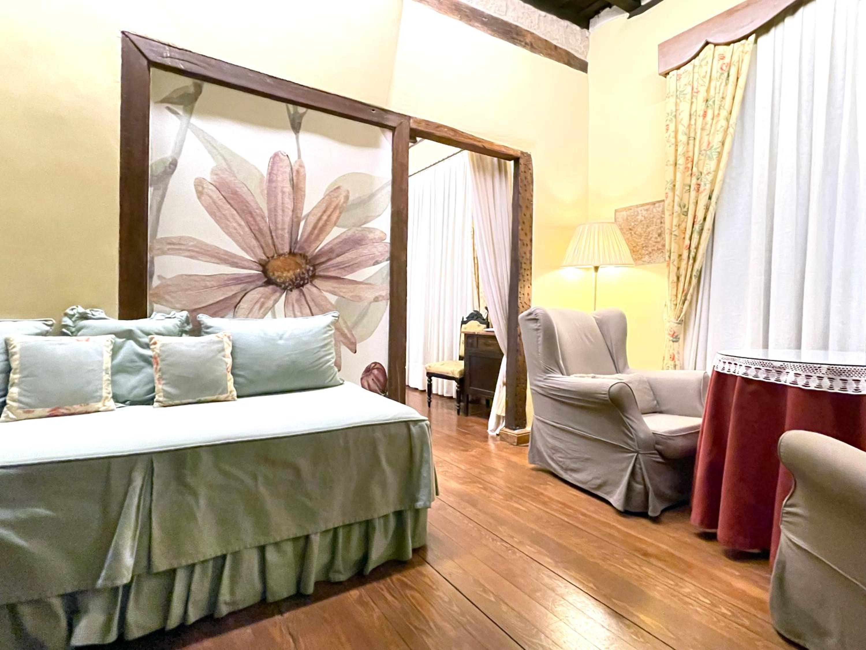 Junior Suite with Balcony - Photo 6