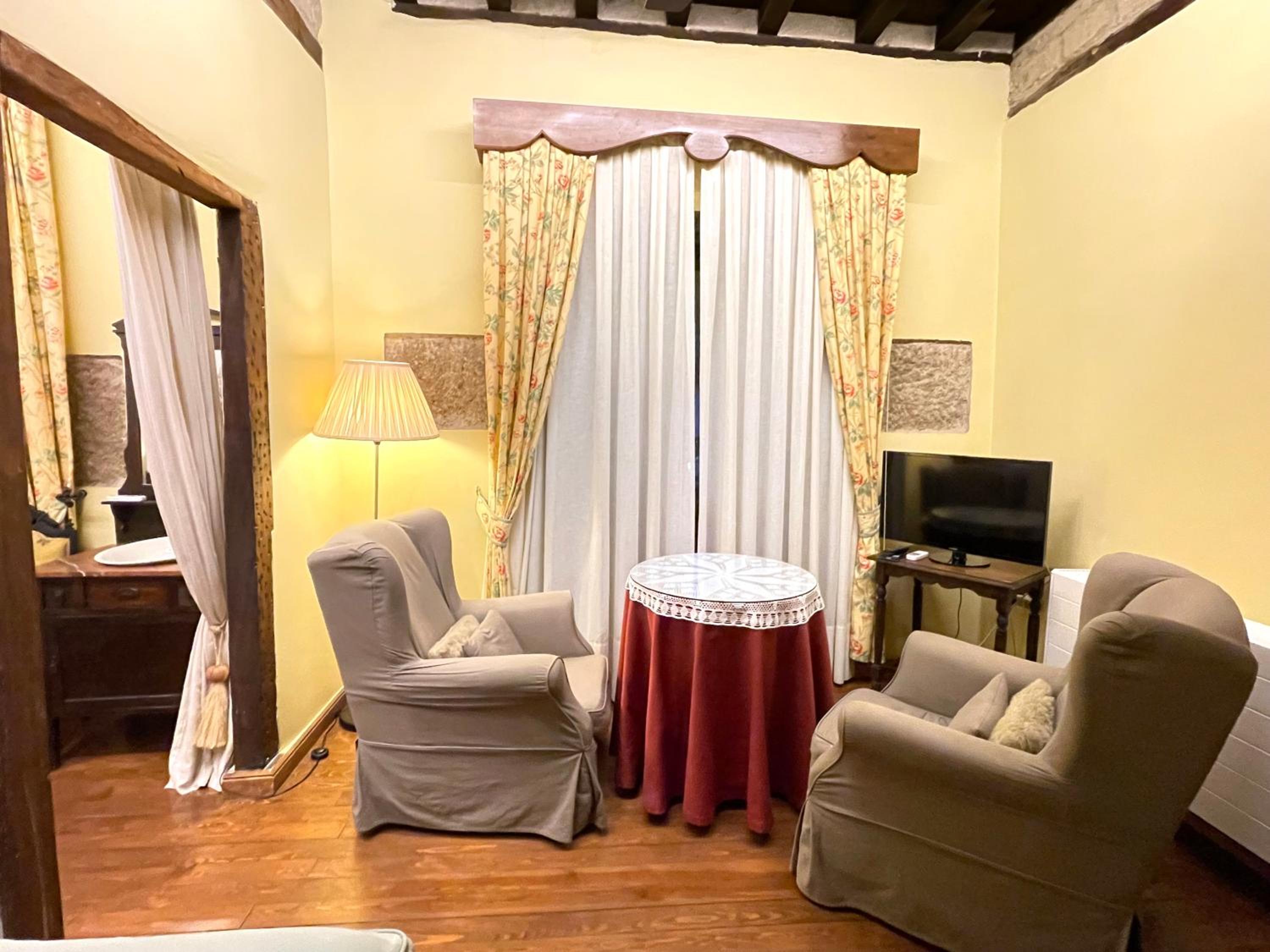 Junior Suite with Balcony - Photo 7