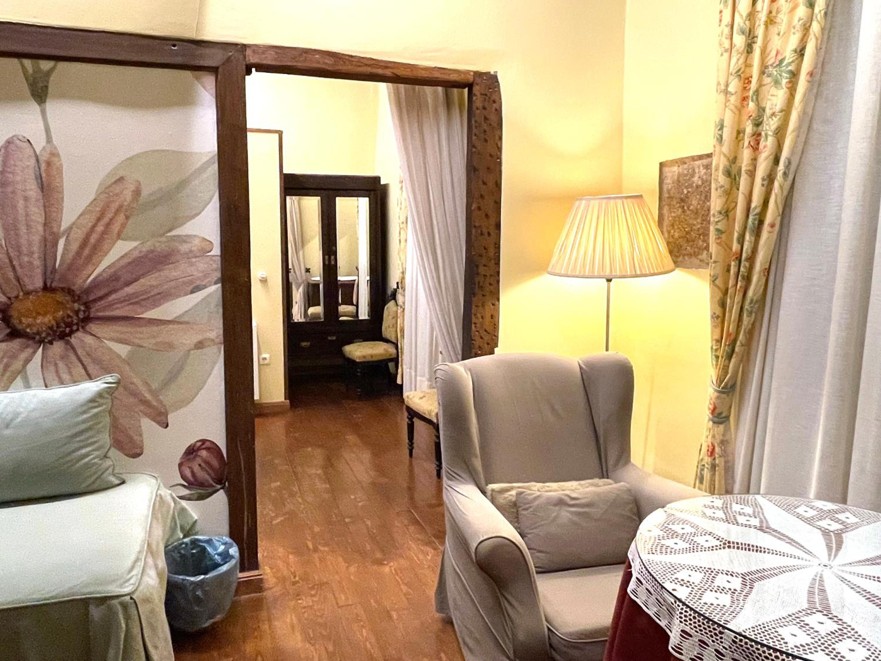 Junior Suite with Balcony - Photo 8