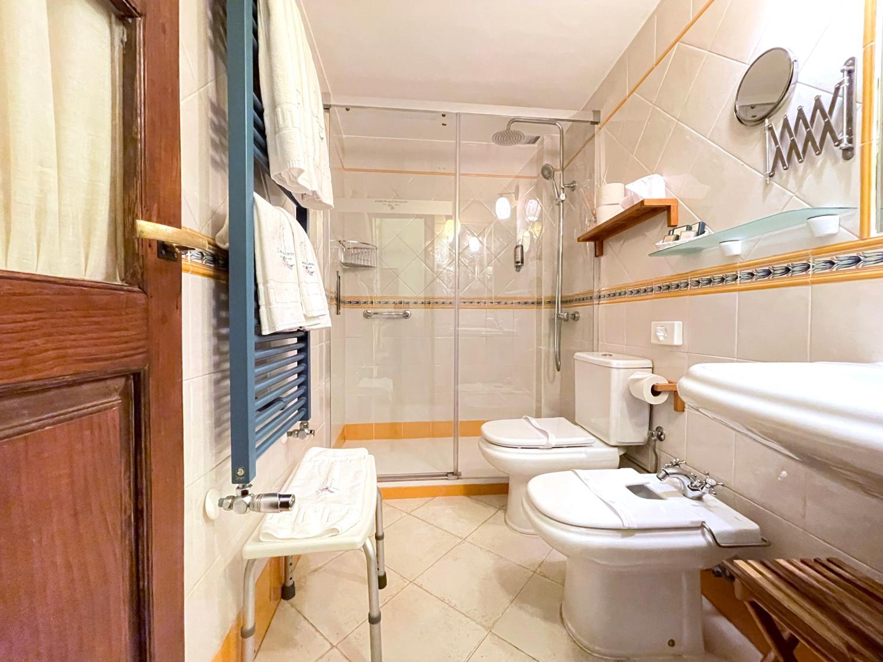 Junior Suite with Balcony - Photo 9