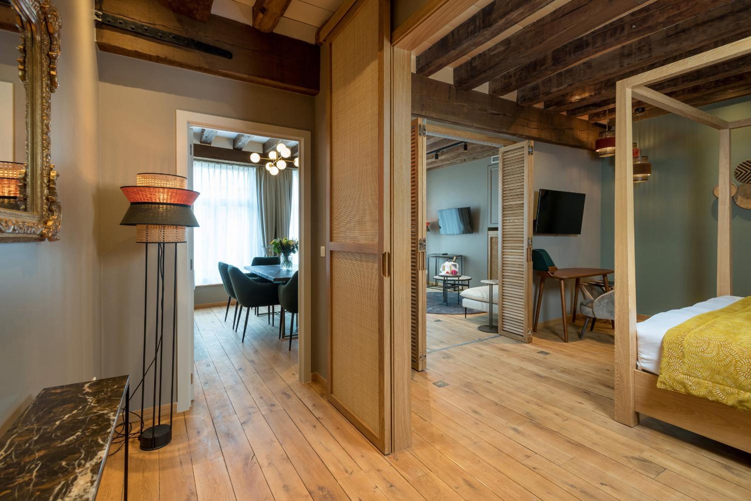 Deluxe Suite with canal view - Photo 6