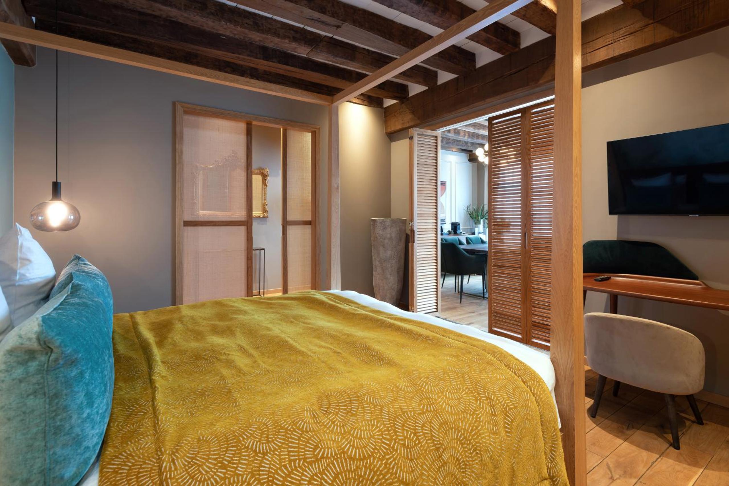 Deluxe Suite with canal view - Photo 8