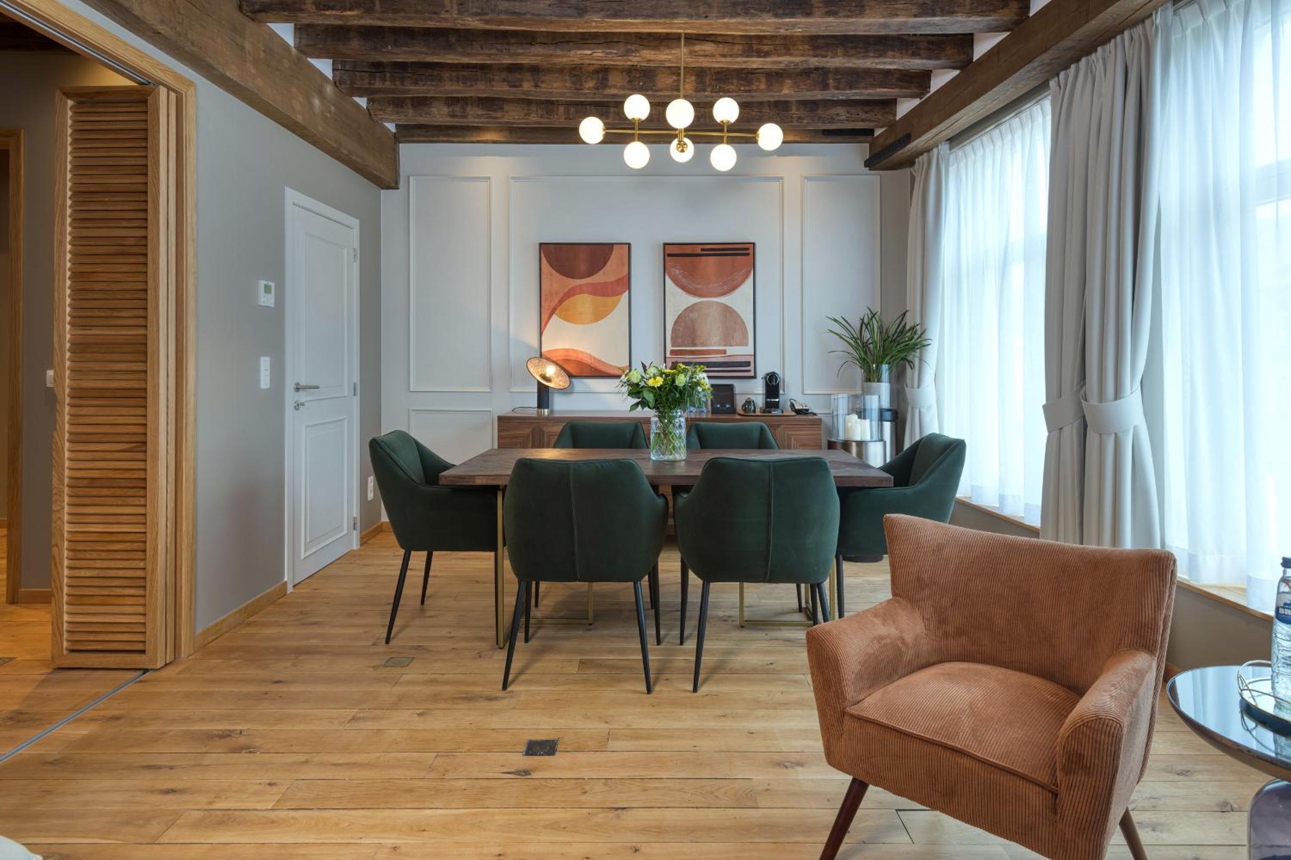 Deluxe Suite with canal view - Photo 11