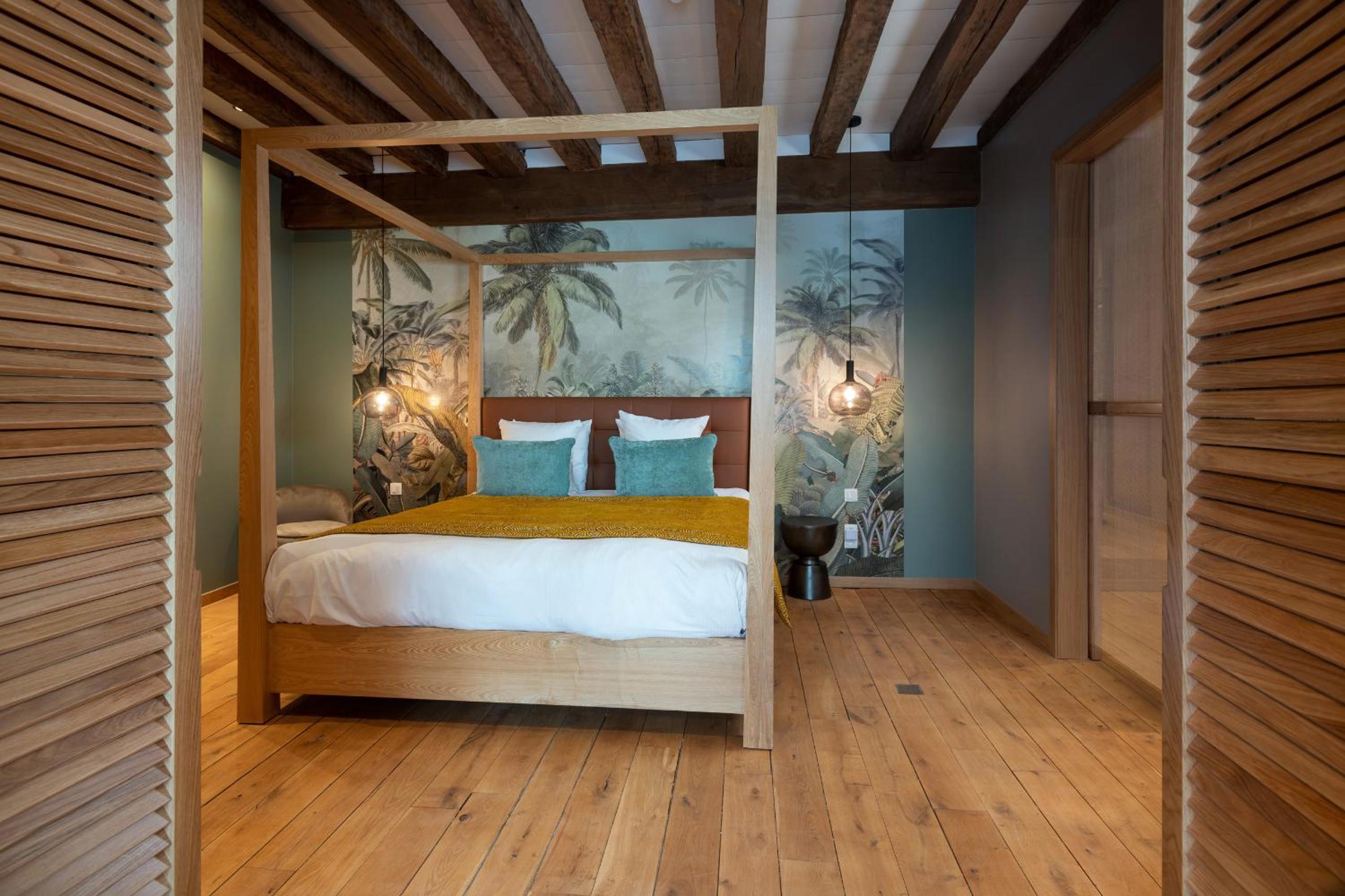 Deluxe Suite with canal view - Photo 9