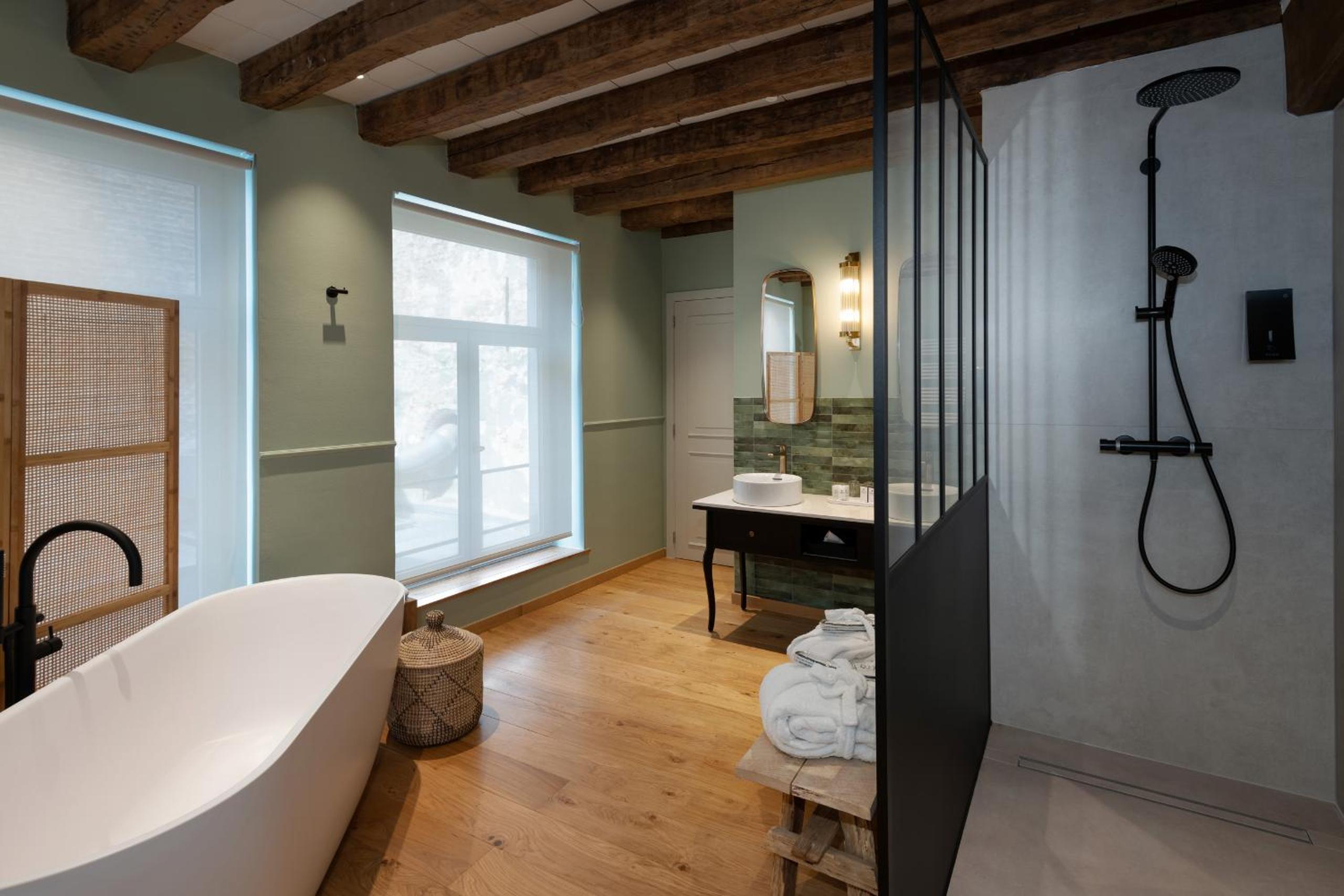 Deluxe Suite with canal view - Photo 5