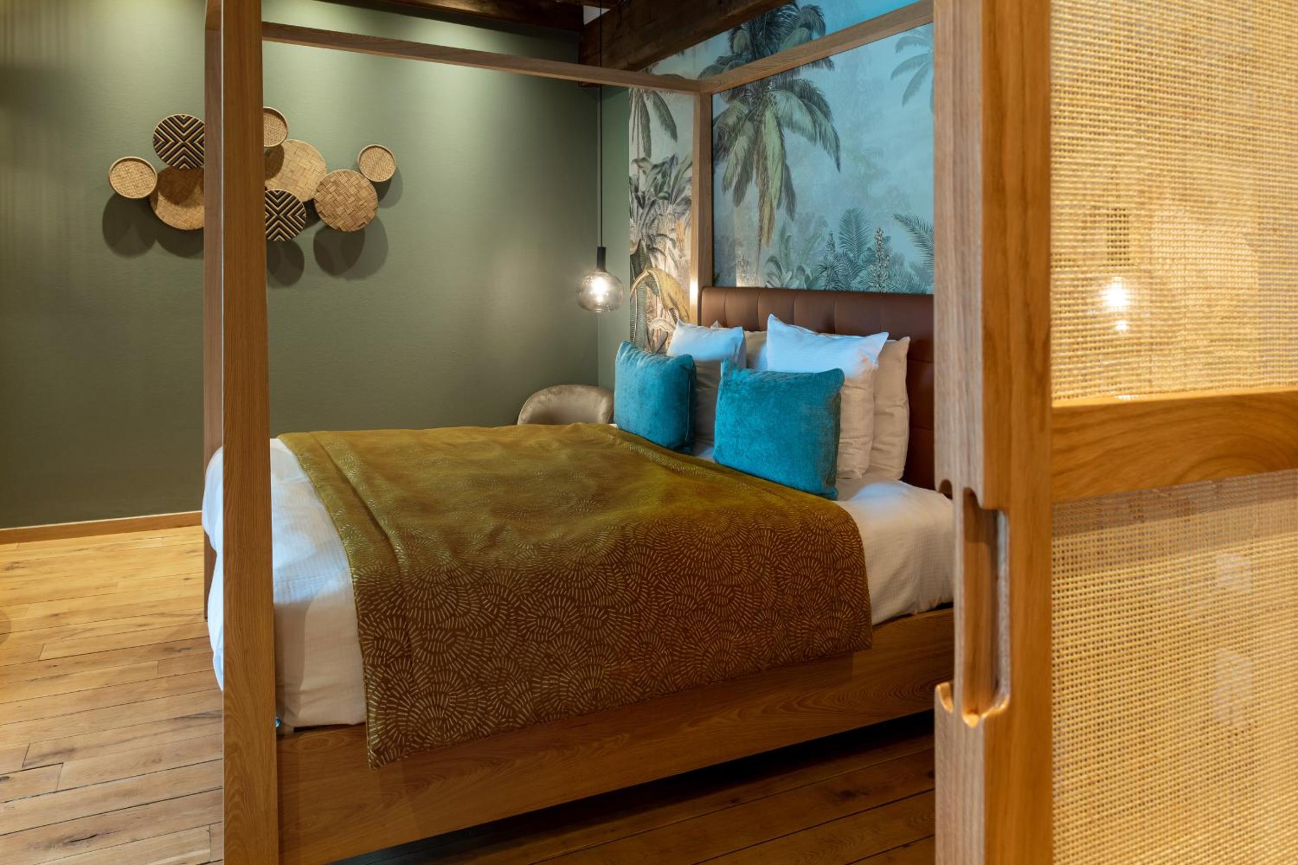 Deluxe Suite with canal view - Photo 10