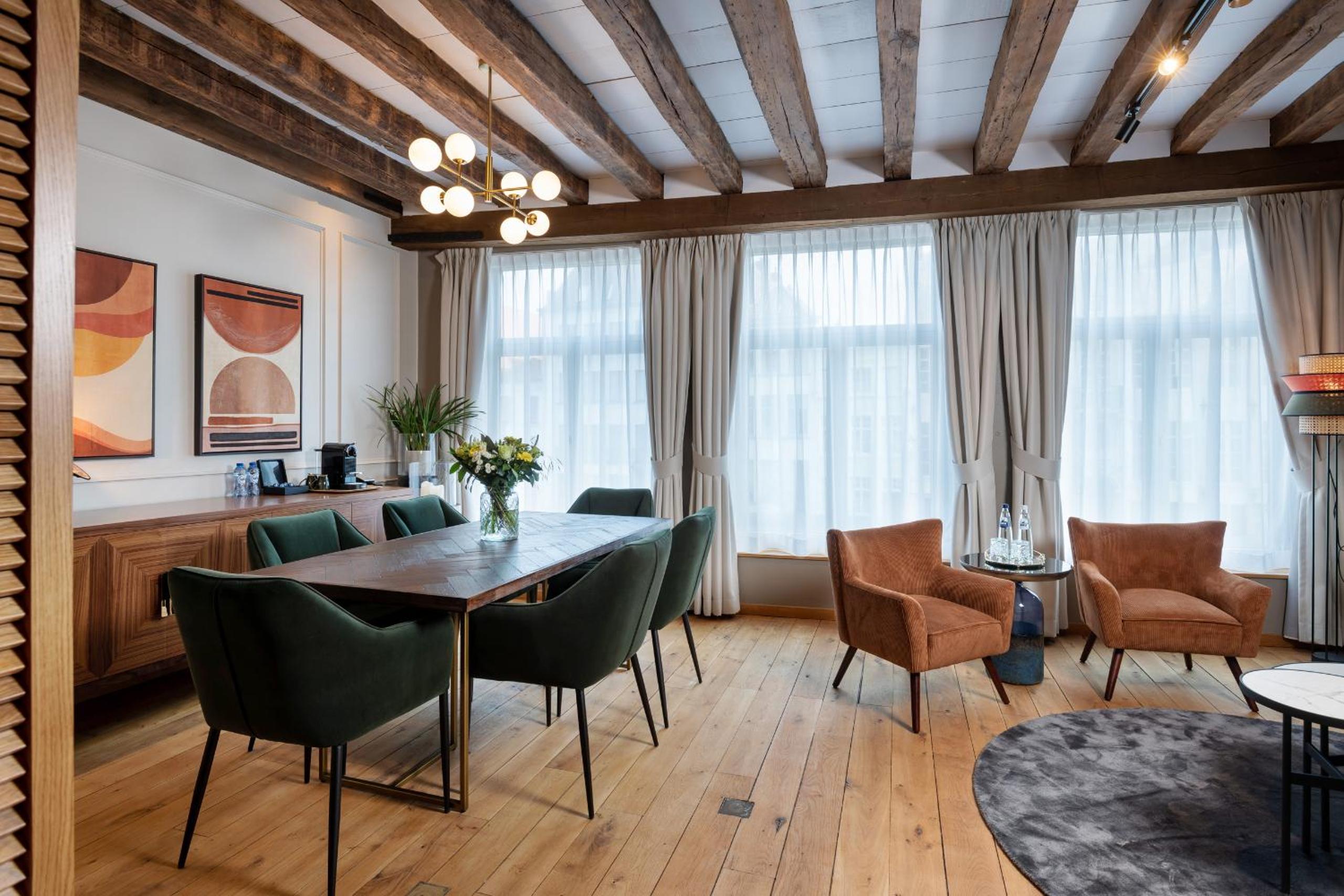 Deluxe Suite with canal view - Photo 13