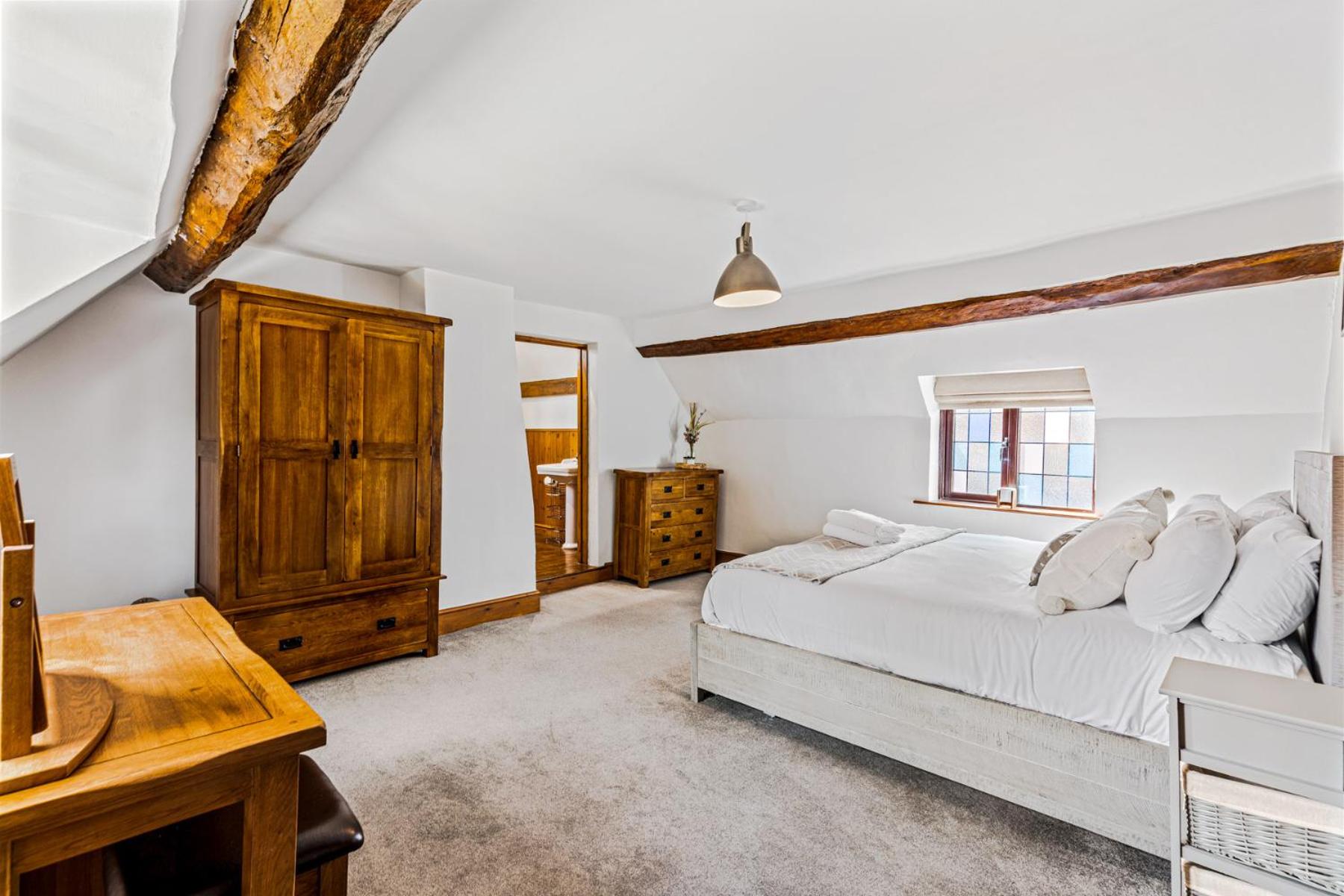 Five-Bedroom House photo 2