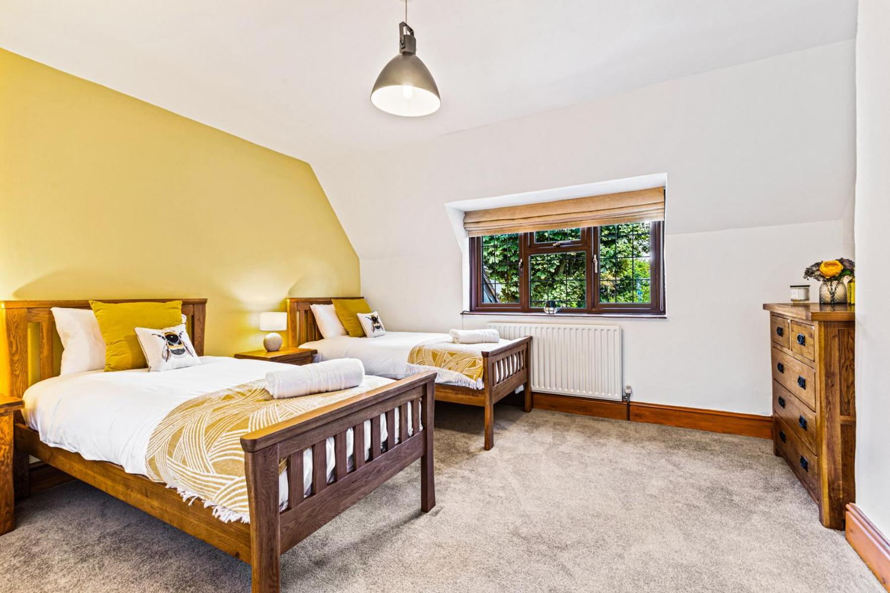Five-Bedroom House photo 3
