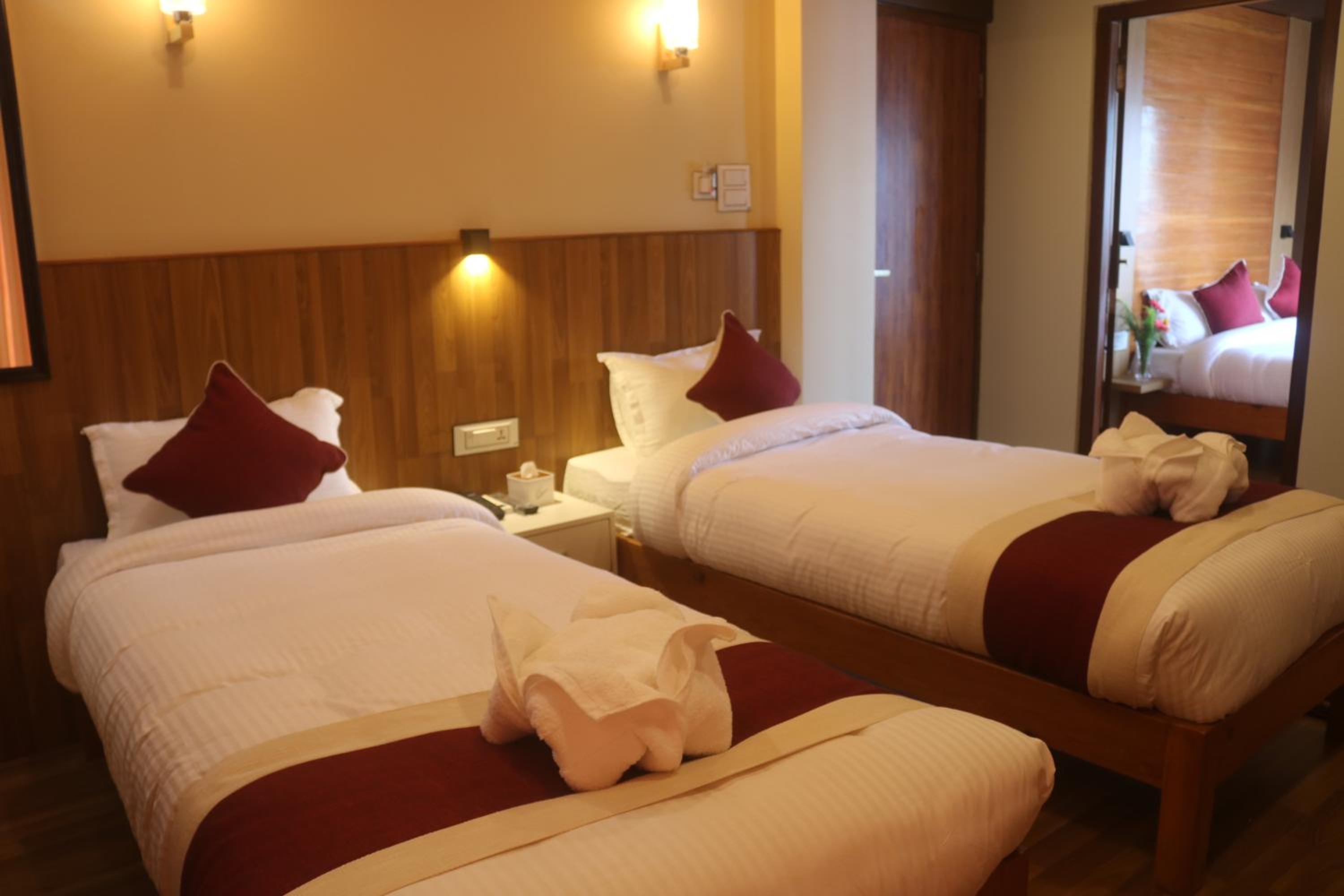 Quadruple Room with Balcony - Photo 2