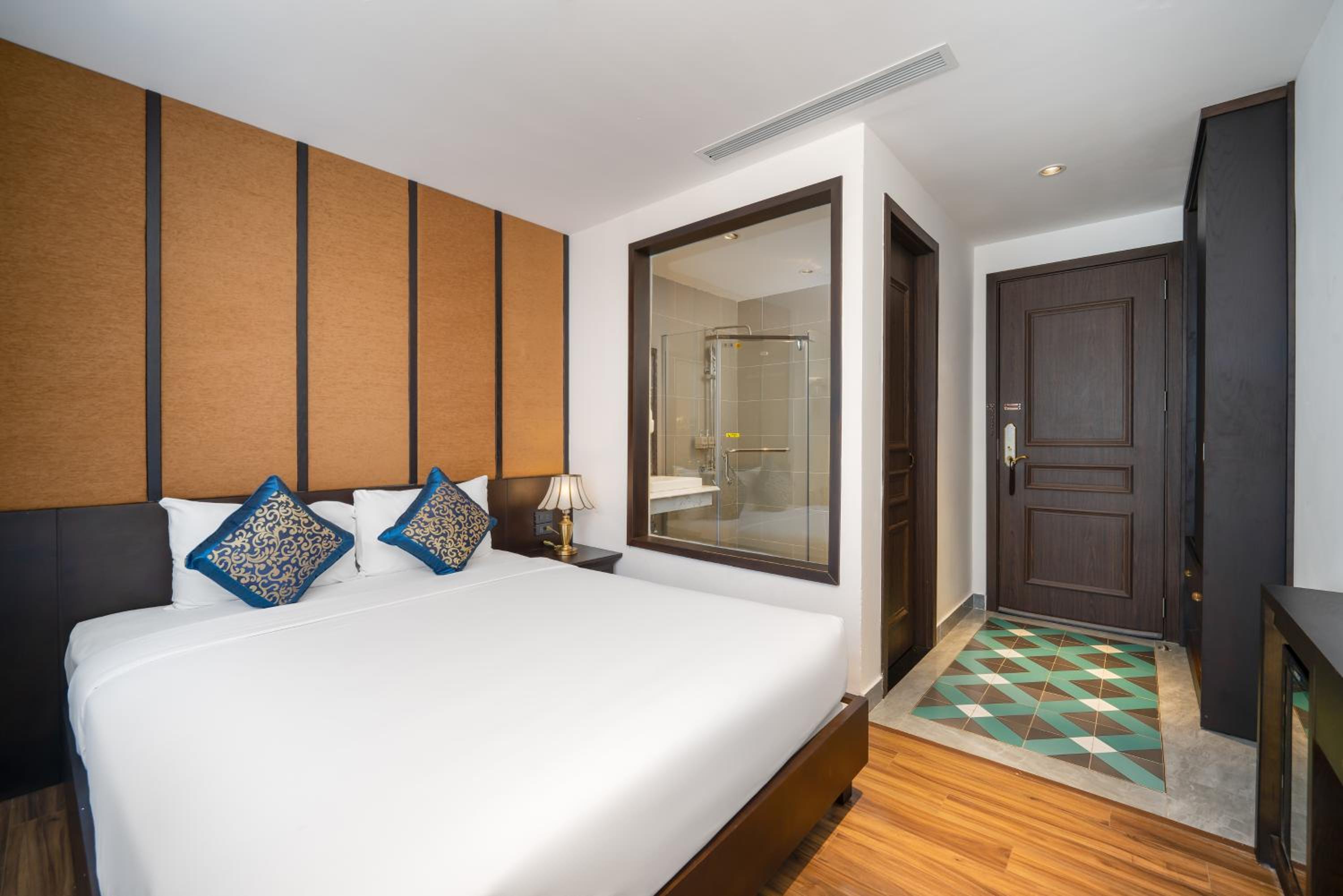 Deluxe Double Room with Balcony - Photo 5